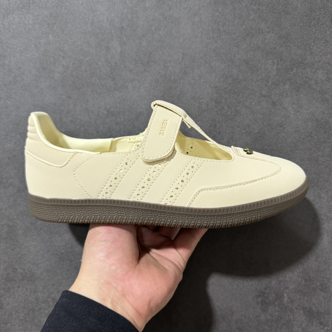 【公司级】Adidas Samba Jane 阿迪达斯 玛丽珍 懒人一脚蹬 采用皮革材质的设计融合了经典与现代元素 它采用了玛丽珍鞋的特色设计 如鞋面上的扣带和环扣装饰 同时保留了Samba鞋的经典三道杠设计和橡胶大底 这款鞋的鞋型修长 中足偏窄 整体贴合感强 适合标准脚型和宽脚型的人群‌ 货号： KJ3969 尺码： 36 36.5 37 38 38.5 39 40 40.5 41-选品中心