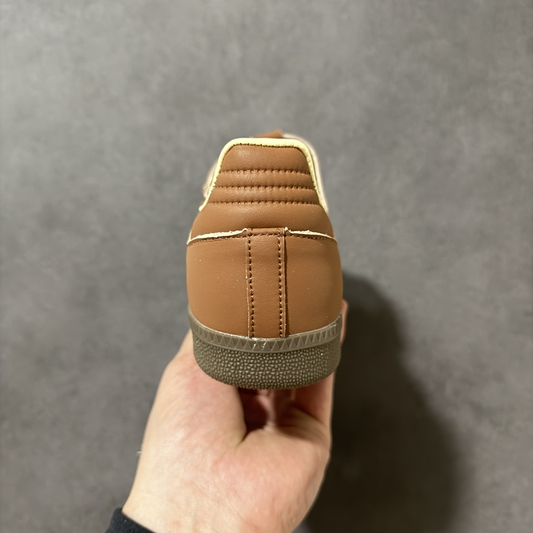 图片[4]-【公司级】Adidas Samba Jane 阿迪达斯 玛丽珍 懒人一脚蹬 采用皮革材质的设计融合了经典与现代元素 它采用了玛丽珍鞋的特色设计 如鞋面上的扣带和环扣装饰 同时保留了Samba鞋的经典三道杠设计和橡胶大底 这款鞋的鞋型修长 中足偏窄 整体贴合感强 适合标准脚型和宽脚型的人群‌ 货号： HP7130 尺码： 36 36.5 37 38 38.5 39 40 40.5 41-选品中心