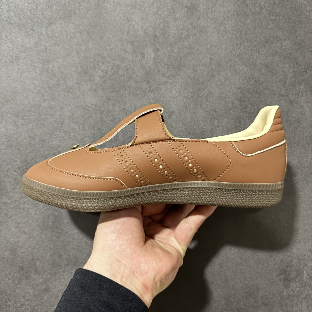 图片[2]-【公司级】Adidas Samba Jane 阿迪达斯 玛丽珍 懒人一脚蹬 采用皮革材质的设计融合了经典与现代元素 它采用了玛丽珍鞋的特色设计 如鞋面上的扣带和环扣装饰 同时保留了Samba鞋的经典三道杠设计和橡胶大底 这款鞋的鞋型修长 中足偏窄 整体贴合感强 适合标准脚型和宽脚型的人群‌ 货号： HP7130 尺码： 36 36.5 37 38 38.5 39 40 40.5 41-选品中心