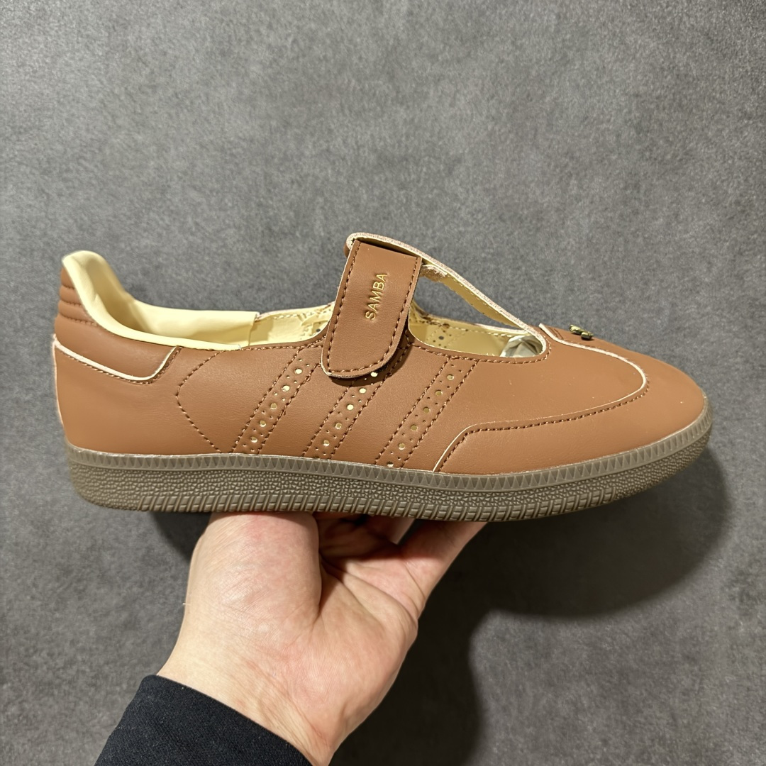 【公司级】Adidas Samba Jane 阿迪达斯 玛丽珍 懒人一脚蹬 采用皮革材质的设计融合了经典与现代元素 它采用了玛丽珍鞋的特色设计 如鞋面上的扣带和环扣装饰 同时保留了Samba鞋的经典三道杠设计和橡胶大底 这款鞋的鞋型修长 中足偏窄 整体贴合感强 适合标准脚型和宽脚型的人群‌ 货号： HP7130 尺码： 36 36.5 37 38 38.5 39 40 40.5 41-选品中心