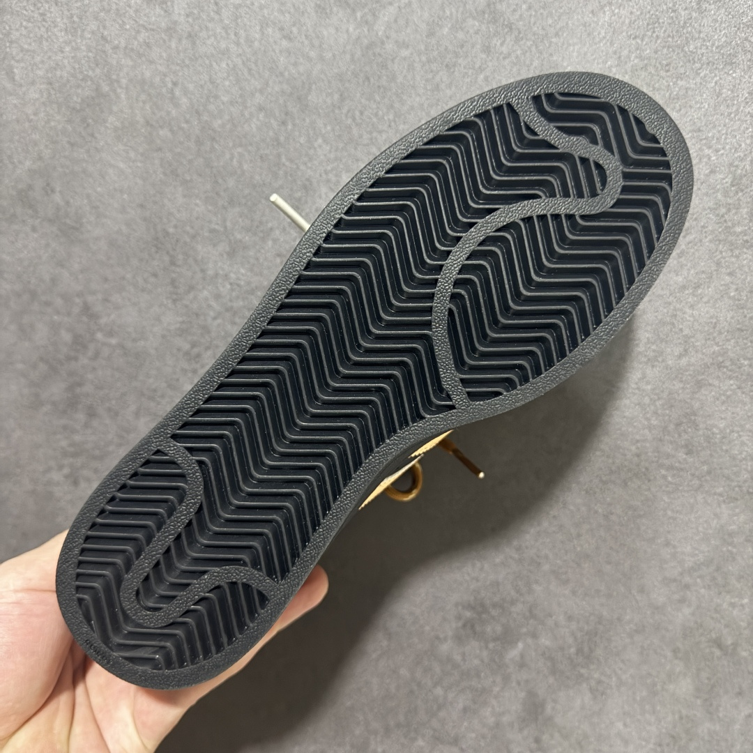 图片[9]-【定制款】Adidas Original Superstar 2 阿迪达斯 低帮 美味蟹黄堡男女同款 贝壳头2代防滑耐磨轻便低邦板鞋 鞋身整体以黑色皮革打造，搭配经典黑色贝壳头，鞋身两侧经典锯齿三条杠Logo采用黄色和褐色点缀，暗藏“蟹黄堡”刺绣，采用分段鞋带，都是整双鞋的点晴之笔，后跟装饰片辅褐色，压印logo，最后以黑色大底完善整体设计收尾。复古运动风混搭趣味感。 货号：JH9977 尺码：35¹/₃ 36 36²/₃ 37¹/₃ 38 38²/₃ 39¹/₃ 40-选品中心