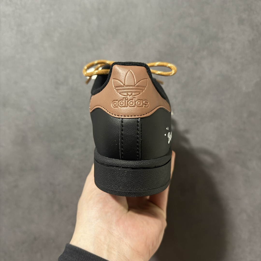 图片[4]-【定制款】Adidas Original Superstar 2 阿迪达斯 低帮 美味蟹黄堡男女同款 贝壳头2代防滑耐磨轻便低邦板鞋 鞋身整体以黑色皮革打造，搭配经典黑色贝壳头，鞋身两侧经典锯齿三条杠Logo采用黄色和褐色点缀，暗藏“蟹黄堡”刺绣，采用分段鞋带，都是整双鞋的点晴之笔，后跟装饰片辅褐色，压印logo，最后以黑色大底完善整体设计收尾。复古运动风混搭趣味感。 货号：JH9977 尺码：35¹/₃ 36 36²/₃ 37¹/₃ 38 38²/₃ 39¹/₃ 40-选品中心