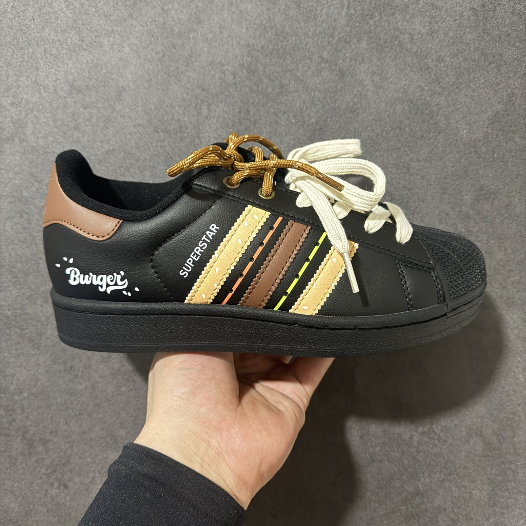 【定制款】Adidas Original Superstar 2 阿迪达斯 低帮 美味蟹黄堡男女同款 贝壳头2代防滑耐磨轻便低邦板鞋 鞋身整体以黑色皮革打造，搭配经典黑色贝壳头，鞋身两侧经典锯齿三条杠Logo采用黄色和褐色点缀，暗藏“蟹黄堡”刺绣，采用分段鞋带，都是整双鞋的点晴之笔，后跟装饰片辅褐色，压印logo，最后以黑色大底完善整体设计收尾。复古运动风混搭趣味感。 货号：JH9977 尺码：35¹/₃ 36 36²/₃ 37¹/₃ 38 38²/₃ 39¹/₃ 40-选品中心
