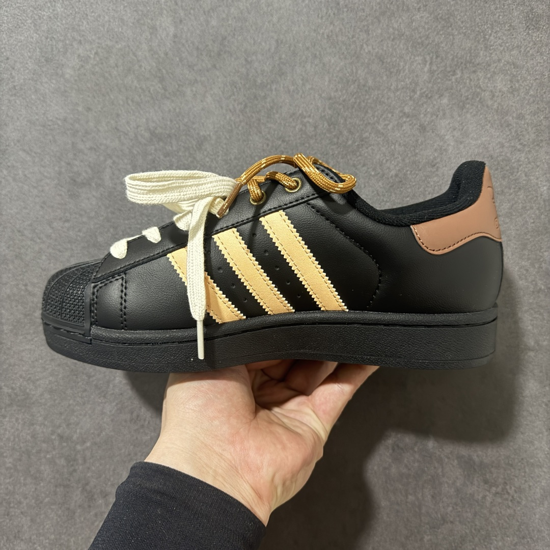 图片[2]-【定制款】Adidas Original Superstar 2 阿迪达斯 低帮 美味蟹黄堡男女同款 贝壳头2代防滑耐磨轻便低邦板鞋 鞋身整体以黑色皮革打造，搭配经典黑色贝壳头，鞋身两侧经典锯齿三条杠Logo采用黄色和褐色点缀，暗藏“蟹黄堡”刺绣，采用分段鞋带，都是整双鞋的点晴之笔，后跟装饰片辅褐色，压印logo，最后以黑色大底完善整体设计收尾。复古运动风混搭趣味感。 货号：JH9977 尺码：35¹/₃ 36 36²/₃ 37¹/₃ 38 38²/₃ 39¹/₃ 40-选品中心