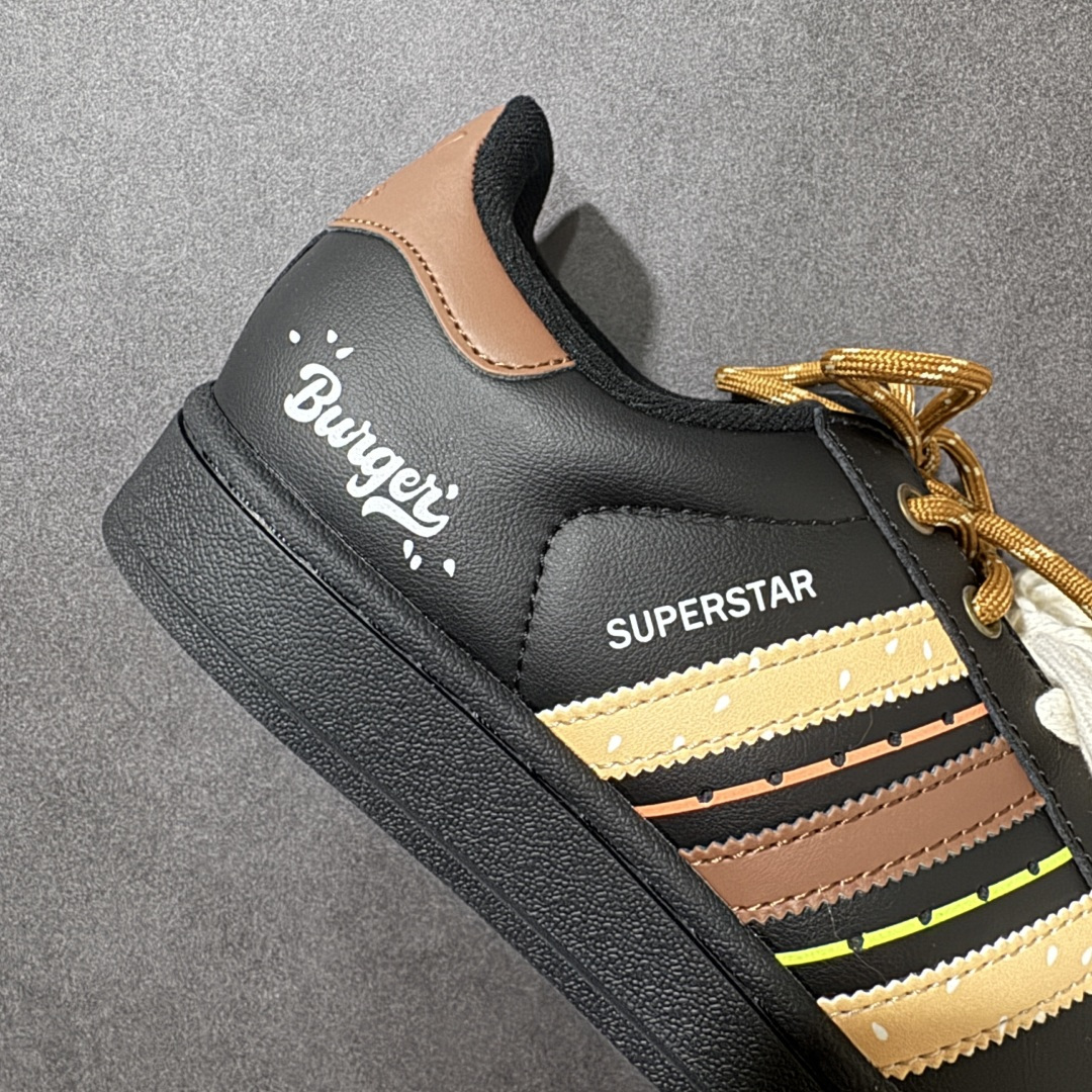 图片[6]-【定制款】Adidas Original Superstar 2 阿迪达斯 低帮 美味蟹黄堡男女同款 贝壳头2代防滑耐磨轻便低邦板鞋 鞋身整体以黑色皮革打造，搭配经典黑色贝壳头，鞋身两侧经典锯齿三条杠Logo采用黄色和褐色点缀，暗藏“蟹黄堡”刺绣，采用分段鞋带，都是整双鞋的点晴之笔，后跟装饰片辅褐色，压印logo，最后以黑色大底完善整体设计收尾。复古运动风混搭趣味感。 货号：JH9977 尺码：35¹/₃ 36 36²/₃ 37¹/₃ 38 38²/₃ 39¹/₃ 40-选品中心
