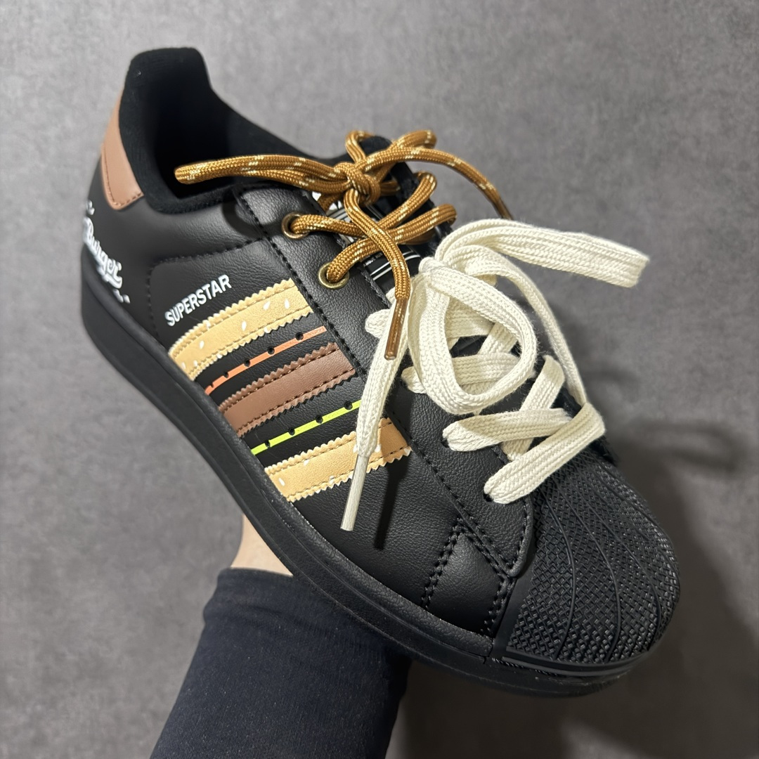 图片[3]-【定制款】Adidas Original Superstar 2 阿迪达斯 低帮 美味蟹黄堡男女同款 贝壳头2代防滑耐磨轻便低邦板鞋 鞋身整体以黑色皮革打造，搭配经典黑色贝壳头，鞋身两侧经典锯齿三条杠Logo采用黄色和褐色点缀，暗藏“蟹黄堡”刺绣，采用分段鞋带，都是整双鞋的点晴之笔，后跟装饰片辅褐色，压印logo，最后以黑色大底完善整体设计收尾。复古运动风混搭趣味感。 货号：JH9977 尺码：35¹/₃ 36 36²/₃ 37¹/₃ 38 38²/₃ 39¹/₃ 40-选品中心