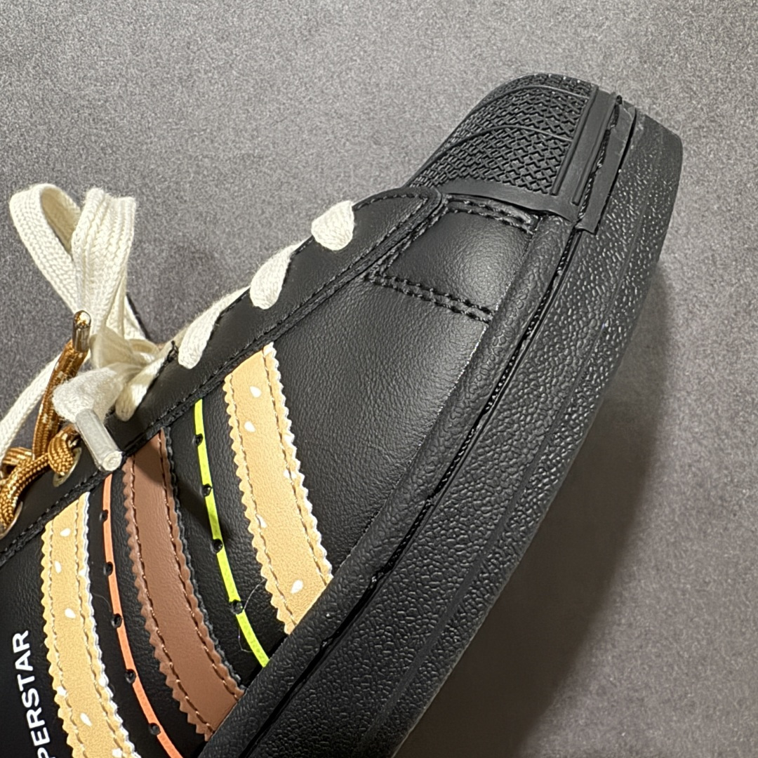 图片[5]-【定制款】Adidas Original Superstar 2 阿迪达斯 低帮 美味蟹黄堡男女同款 贝壳头2代防滑耐磨轻便低邦板鞋 鞋身整体以黑色皮革打造，搭配经典黑色贝壳头，鞋身两侧经典锯齿三条杠Logo采用黄色和褐色点缀，暗藏“蟹黄堡”刺绣，采用分段鞋带，都是整双鞋的点晴之笔，后跟装饰片辅褐色，压印logo，最后以黑色大底完善整体设计收尾。复古运动风混搭趣味感。 货号：JH9977 尺码：35¹/₃ 36 36²/₃ 37¹/₃ 38 38²/₃ 39¹/₃ 40-选品中心