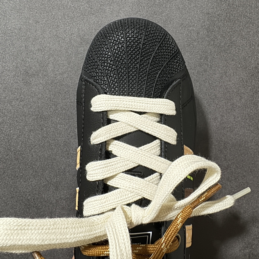 图片[8]-【定制款】Adidas Original Superstar 2 阿迪达斯 低帮 美味蟹黄堡男女同款 贝壳头2代防滑耐磨轻便低邦板鞋 鞋身整体以黑色皮革打造，搭配经典黑色贝壳头，鞋身两侧经典锯齿三条杠Logo采用黄色和褐色点缀，暗藏“蟹黄堡”刺绣，采用分段鞋带，都是整双鞋的点晴之笔，后跟装饰片辅褐色，压印logo，最后以黑色大底完善整体设计收尾。复古运动风混搭趣味感。 货号：JH9977 尺码：35¹/₃ 36 36²/₃ 37¹/₃ 38 38²/₃ 39¹/₃ 40-选品中心