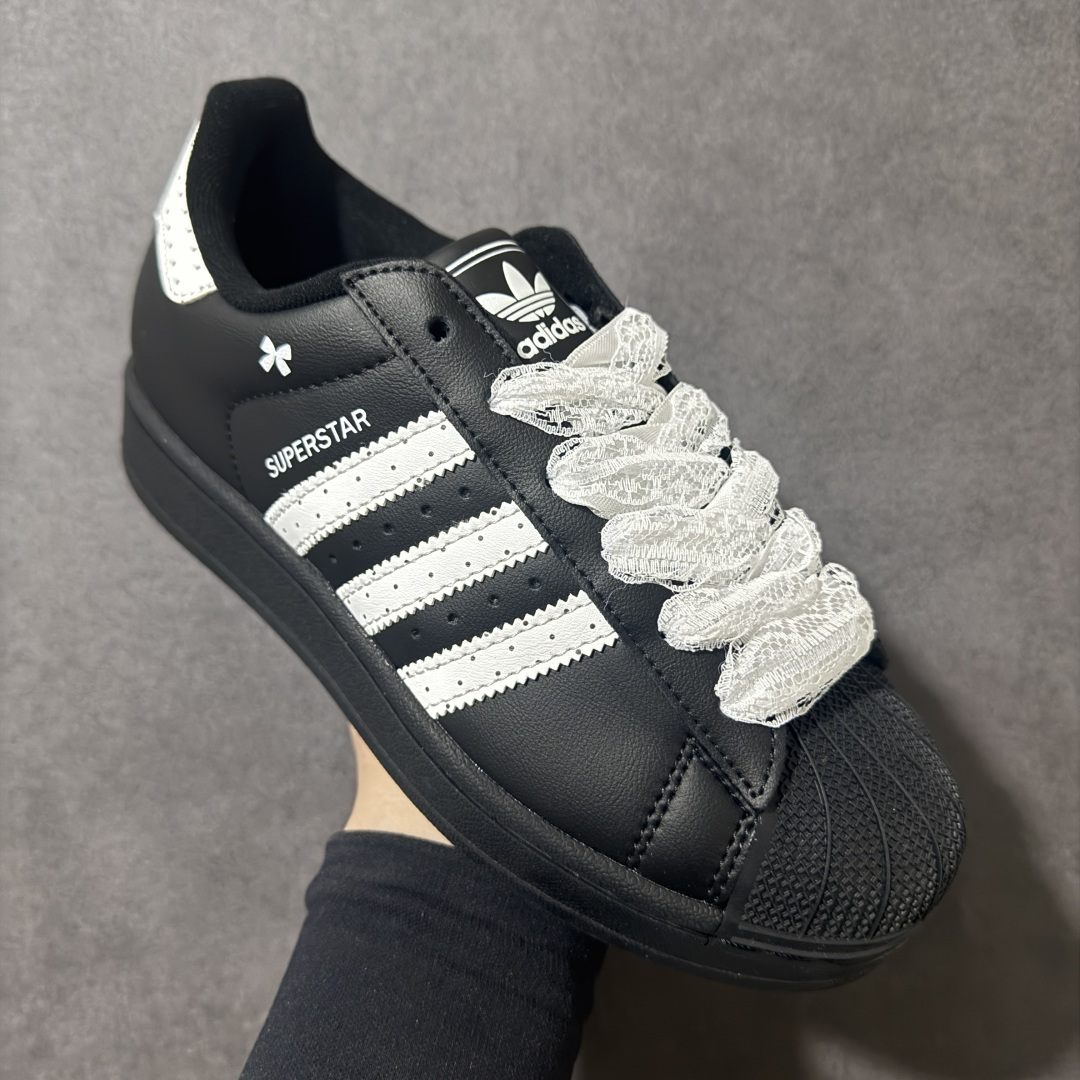 图片[3]-【公司级】Adidas Original Superstar 2 阿迪达斯 低帮 男女同款 贝壳头2代防滑耐磨轻便低邦板鞋 鞋身整体以黑色皮革打造，搭配经典黑色贝壳头，鞋身两侧经典锯齿三条杠Logo采用白色点缀，蕾丝鞋带，后跟装饰片辅以白色，加压logo和黑色斑点，最后以黑色大底完善整体设计收尾。整体时尚大方。 货号：JH9977 尺码：35¹/₃ 36 36²/₃ 37¹/₃ 38 38²/₃ 39¹/₃ 40-选品中心