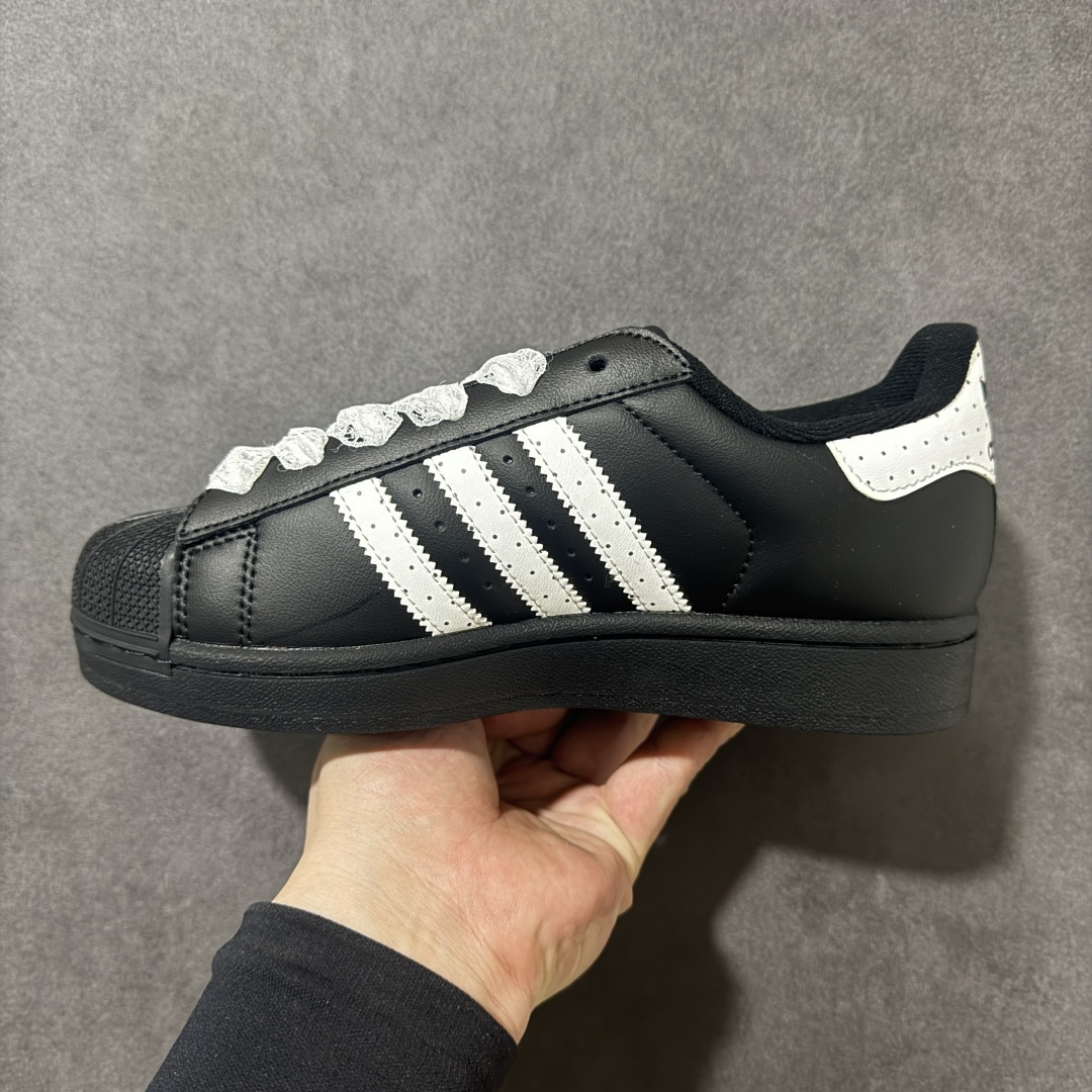 图片[2]-【公司级】Adidas Original Superstar 2 阿迪达斯 低帮 男女同款 贝壳头2代防滑耐磨轻便低邦板鞋 鞋身整体以黑色皮革打造，搭配经典黑色贝壳头，鞋身两侧经典锯齿三条杠Logo采用白色点缀，蕾丝鞋带，后跟装饰片辅以白色，加压logo和黑色斑点，最后以黑色大底完善整体设计收尾。整体时尚大方。 货号：JH9977 尺码：35¹/₃ 36 36²/₃ 37¹/₃ 38 38²/₃ 39¹/₃ 40-选品中心