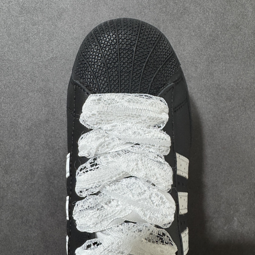 图片[8]-【公司级】Adidas Original Superstar 2 阿迪达斯 低帮 男女同款 贝壳头2代防滑耐磨轻便低邦板鞋 鞋身整体以黑色皮革打造，搭配经典黑色贝壳头，鞋身两侧经典锯齿三条杠Logo采用白色点缀，蕾丝鞋带，后跟装饰片辅以白色，加压logo和黑色斑点，最后以黑色大底完善整体设计收尾。整体时尚大方。 货号：JH9977 尺码：35¹/₃ 36 36²/₃ 37¹/₃ 38 38²/₃ 39¹/₃ 40-选品中心