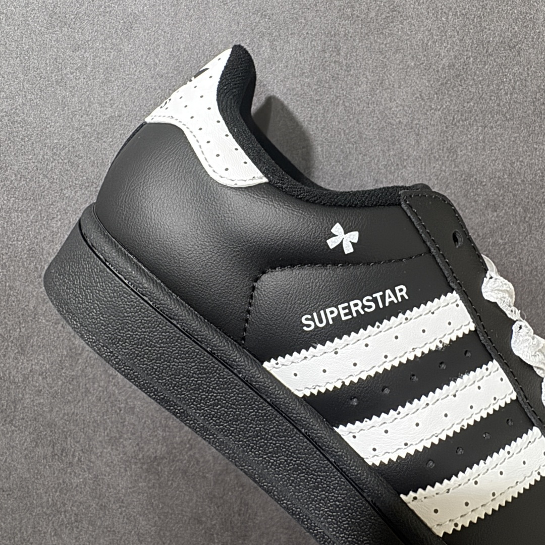 图片[6]-【公司级】Adidas Original Superstar 2 阿迪达斯 低帮 男女同款 贝壳头2代防滑耐磨轻便低邦板鞋 鞋身整体以黑色皮革打造，搭配经典黑色贝壳头，鞋身两侧经典锯齿三条杠Logo采用白色点缀，蕾丝鞋带，后跟装饰片辅以白色，加压logo和黑色斑点，最后以黑色大底完善整体设计收尾。整体时尚大方。 货号：JH9977 尺码：35¹/₃ 36 36²/₃ 37¹/₃ 38 38²/₃ 39¹/₃ 40-选品中心