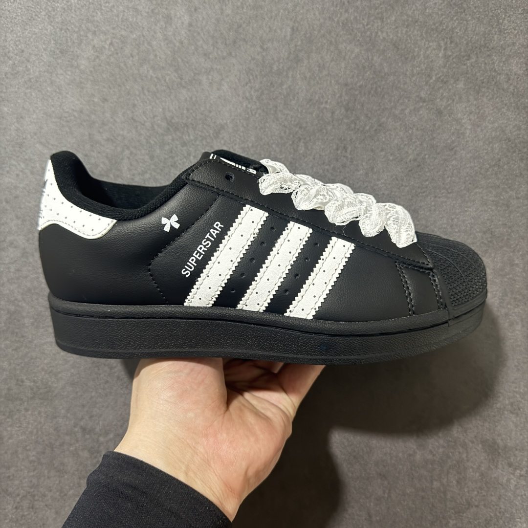 【公司级】Adidas Original Superstar 2 阿迪达斯 低帮 男女同款 贝壳头2代防滑耐磨轻便低邦板鞋 鞋身整体以黑色皮革打造，搭配经典黑色贝壳头，鞋身两侧经典锯齿三条杠Logo采用白色点缀，蕾丝鞋带，后跟装饰片辅以白色，加压logo和黑色斑点，最后以黑色大底完善整体设计收尾。整体时尚大方。 货号：JH9977 尺码：35¹/₃ 36 36²/₃ 37¹/₃ 38 38²/₃ 39¹/₃ 40-选品中心