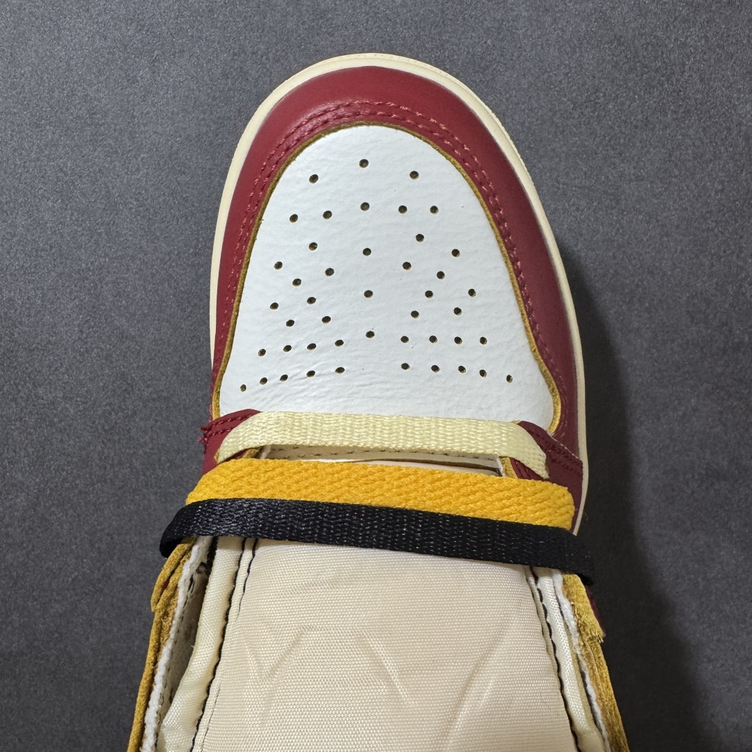 图片[8]-【H11版本】Nike Air Jordan 1 Retro High Nrg 联名款 2025版 AJ1 乔一 舒适贴合 防滑耐磨 低帮 复古篮球鞋 男女同款 白红灰 货号：HV8563-600 尺码：35.5 36 36.5 37.5 38 38.5 39 40 40.5 41 42 42.5 43 44 45 46 47.5 48.5 46 47.5 48.5 #H11顶级纯原 纯原外贸平台特供订单 #全套原纸板楦头开发 #原厂特供材料配套加持 #确保原汁原味 完美呈现版型 #原档数据独家私模大底 #男女鞋同步官方开发至48.5 #原装进口轻量化鞋垫 #进口港宝加持 后跟自然饱满 还原公司包裹性 #鞋面采用原装数据贴合技术 #全方位贴合包裹脚型 #鞋跟部鞋底牵引设计 #提供强大的抓地性能 #更适应不同实战场地路面-选品中心