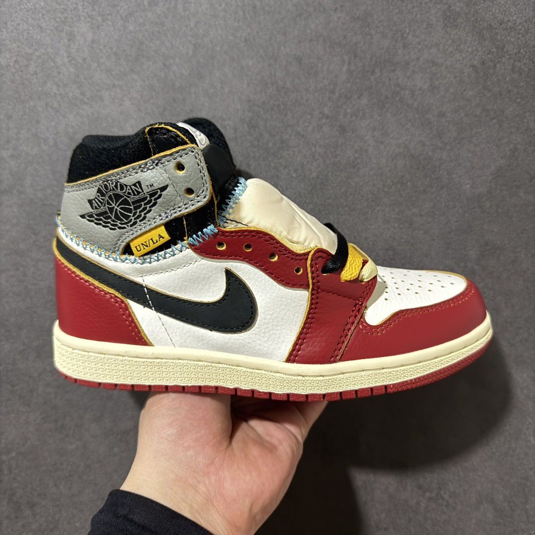 【H11版本】Nike Air Jordan 1 Retro High Nrg 联名款 2025版 AJ1 乔一 舒适贴合 防滑耐磨 低帮 复古篮球鞋 男女同款 白红灰 货号：HV8563-600 尺码：35.5 36 36.5 37.5 38 38.5 39 40 40.5 41 42 42.5 43 44 45 46 47.5 48.5 46 47.5 48.5 #H11顶级纯原 纯原外贸平台特供订单 #全套原纸板楦头开发 #原厂特供材料配套加持 #确保原汁原味 完美呈现版型 #原档数据独家私模大底 #男女鞋同步官方开发至48.5 #原装进口轻量化鞋垫 #进口港宝加持 后跟自然饱满 还原公司包裹性 #鞋面采用原装数据贴合技术 #全方位贴合包裹脚型 #鞋跟部鞋底牵引设计 #提供强大的抓地性能 #更适应不同实战场地路面-选品中心