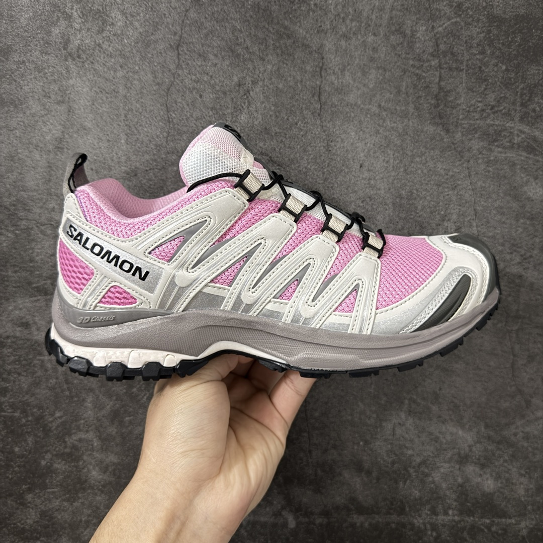 【纯原W1版】SALOMON萨洛蒙 × atoms pink XA PRO 3D 樱花 百搭舒适 低帮 户外功能鞋 男女同款 粉灰色 479886 纯原外贸平台特供订 全套原纸板楦头开发 原厂特供网布配套加持 确保原汁原味 完美呈现版型 原档数据独家私模五层组合大底 男女鞋同步官方开发 原装Ortholite轻量化鞋垫 中底布带钢印编号 原厂TPU锁扣 进口港宝加持 后跟自然饱满 还原公司包裹性 鞋面采用SENSIFT贴合技术 全方位贴合包裹脚型 鞋跟部鞋底牵引设计 提供强大的抓地性能 更适应野外崎岖不平的道路 其3D ADVANCED CHASSIS底盘 材料轻量大化 钉齿设计更具稳定性 防护性 鞋底易磨损区运用CONTAGRIP高耐磨材料 应对城市硬质路面长距离跑考验 尺码：36 36.5 37.5 38 38.5 39 40 40.5 41 42 42.5 43 44 44.5 45-选品中心