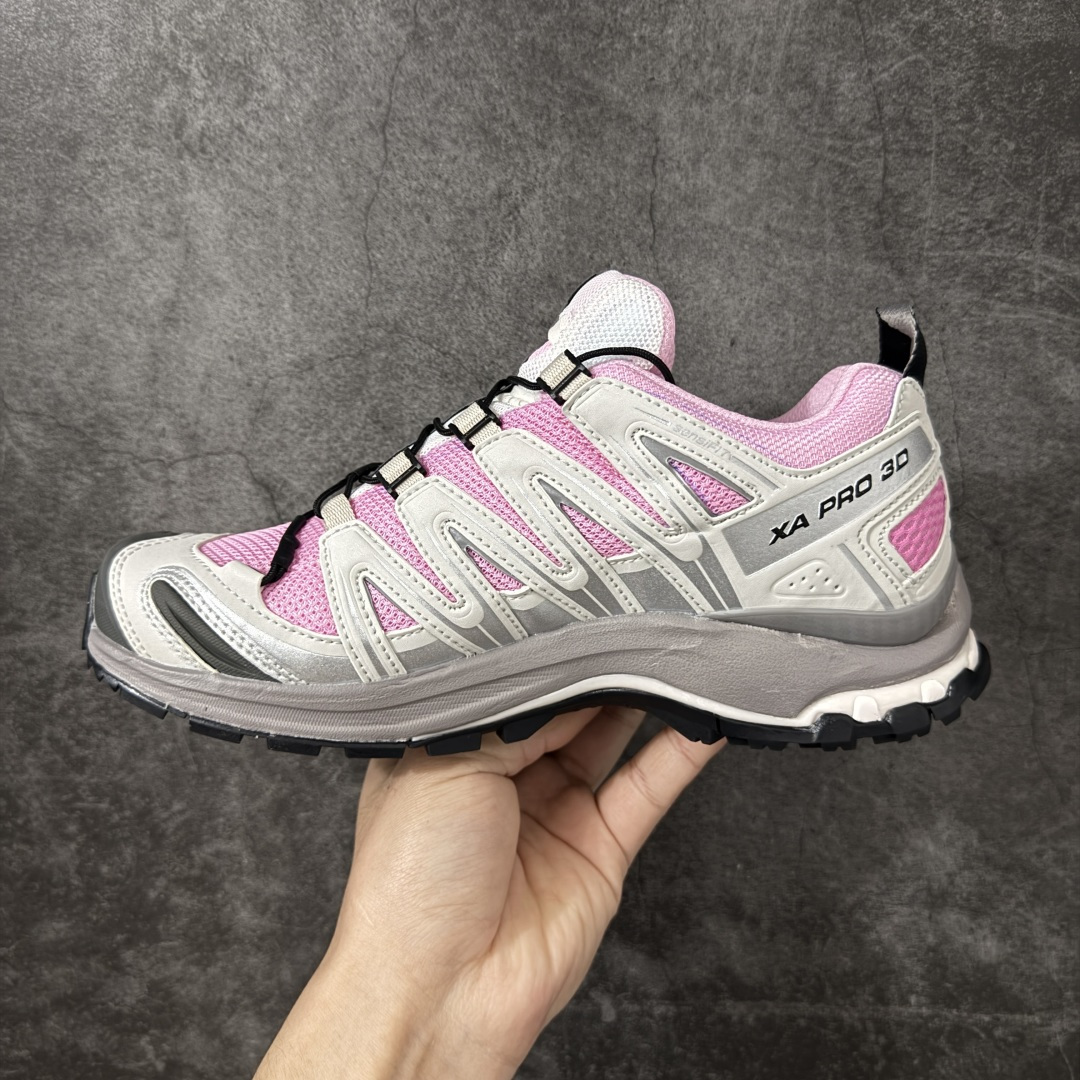 图片[2]-【纯原W1版】SALOMON萨洛蒙 × atoms pink XA PRO 3D 樱花 百搭舒适 低帮 户外功能鞋 男女同款 粉灰色 479886 纯原外贸平台特供订 全套原纸板楦头开发 原厂特供网布配套加持 确保原汁原味 完美呈现版型 原档数据独家私模五层组合大底 男女鞋同步官方开发 原装Ortholite轻量化鞋垫 中底布带钢印编号 原厂TPU锁扣 进口港宝加持 后跟自然饱满 还原公司包裹性 鞋面采用SENSIFT贴合技术 全方位贴合包裹脚型 鞋跟部鞋底牵引设计 提供强大的抓地性能 更适应野外崎岖不平的道路 其3D ADVANCED CHASSIS底盘 材料轻量大化 钉齿设计更具稳定性 防护性 鞋底易磨损区运用CONTAGRIP高耐磨材料 应对城市硬质路面长距离跑考验 尺码：36 36.5 37.5 38 38.5 39 40 40.5 41 42 42.5 43 44 44.5 45-选品中心