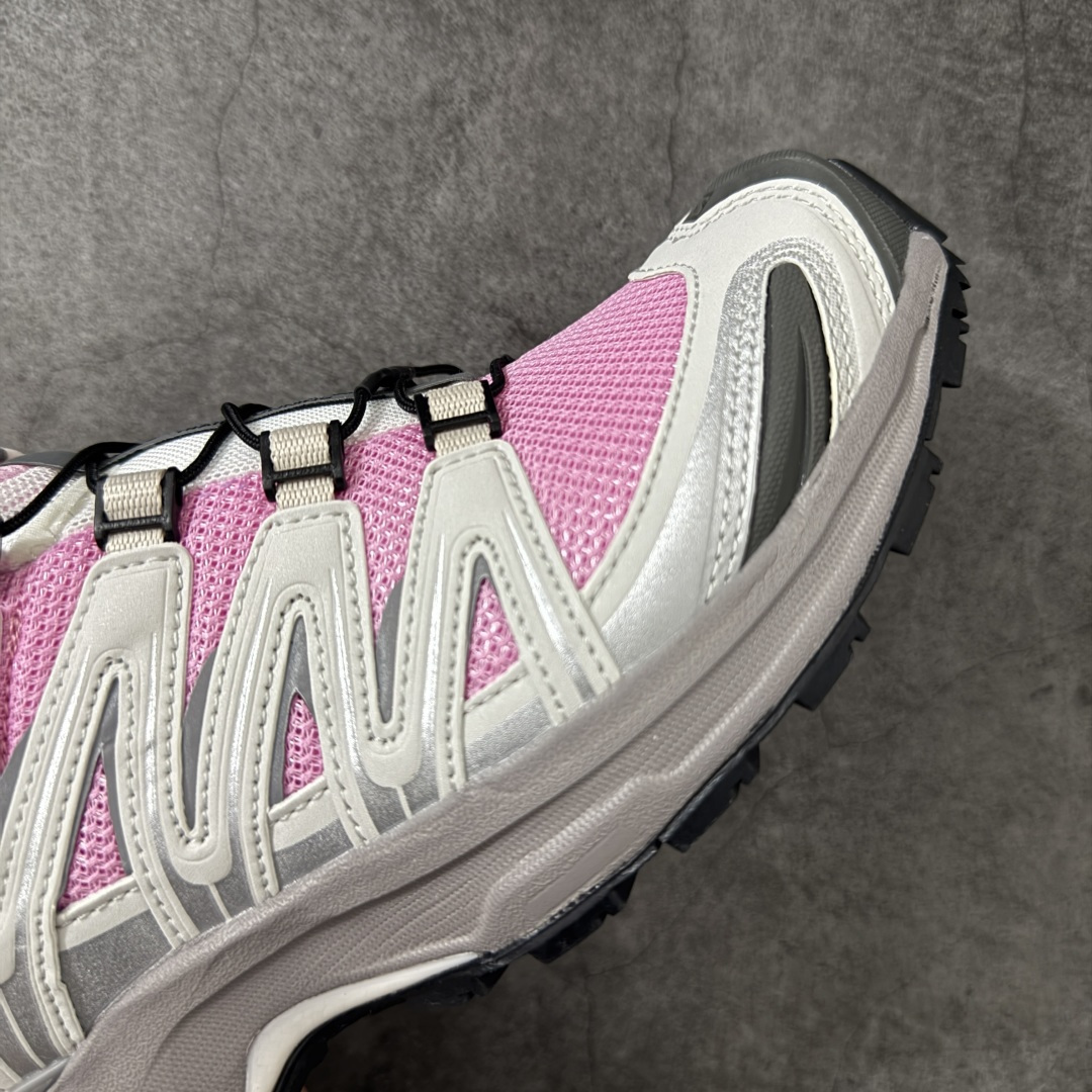 图片[5]-【纯原W1版】SALOMON萨洛蒙 × atoms pink XA PRO 3D 樱花 百搭舒适 低帮 户外功能鞋 男女同款 粉灰色 479886 纯原外贸平台特供订 全套原纸板楦头开发 原厂特供网布配套加持 确保原汁原味 完美呈现版型 原档数据独家私模五层组合大底 男女鞋同步官方开发 原装Ortholite轻量化鞋垫 中底布带钢印编号 原厂TPU锁扣 进口港宝加持 后跟自然饱满 还原公司包裹性 鞋面采用SENSIFT贴合技术 全方位贴合包裹脚型 鞋跟部鞋底牵引设计 提供强大的抓地性能 更适应野外崎岖不平的道路 其3D ADVANCED CHASSIS底盘 材料轻量大化 钉齿设计更具稳定性 防护性 鞋底易磨损区运用CONTAGRIP高耐磨材料 应对城市硬质路面长距离跑考验 尺码：36 36.5 37.5 38 38.5 39 40 40.5 41 42 42.5 43 44 44.5 45-选品中心