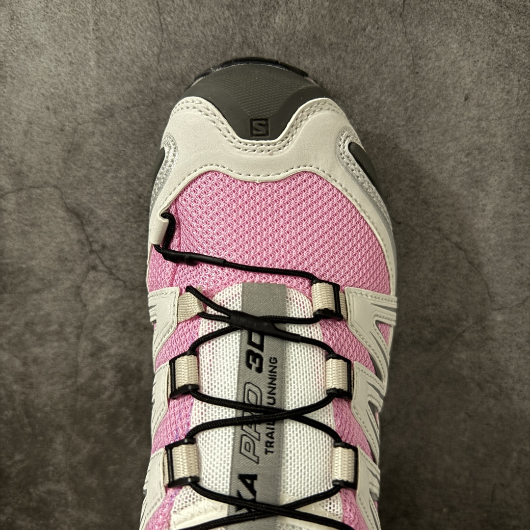 图片[3]-【纯原W1版】SALOMON萨洛蒙 × atoms pink XA PRO 3D 樱花 百搭舒适 低帮 户外功能鞋 男女同款 粉灰色 479886 纯原外贸平台特供订 全套原纸板楦头开发 原厂特供网布配套加持 确保原汁原味 完美呈现版型 原档数据独家私模五层组合大底 男女鞋同步官方开发 原装Ortholite轻量化鞋垫 中底布带钢印编号 原厂TPU锁扣 进口港宝加持 后跟自然饱满 还原公司包裹性 鞋面采用SENSIFT贴合技术 全方位贴合包裹脚型 鞋跟部鞋底牵引设计 提供强大的抓地性能 更适应野外崎岖不平的道路 其3D ADVANCED CHASSIS底盘 材料轻量大化 钉齿设计更具稳定性 防护性 鞋底易磨损区运用CONTAGRIP高耐磨材料 应对城市硬质路面长距离跑考验 尺码：36 36.5 37.5 38 38.5 39 40 40.5 41 42 42.5 43 44 44.5 45-选品中心