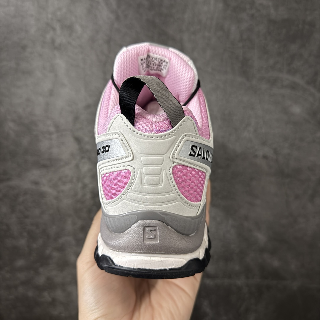 图片[4]-【纯原W1版】SALOMON萨洛蒙 × atoms pink XA PRO 3D 樱花 百搭舒适 低帮 户外功能鞋 男女同款 粉灰色 479886 纯原外贸平台特供订 全套原纸板楦头开发 原厂特供网布配套加持 确保原汁原味 完美呈现版型 原档数据独家私模五层组合大底 男女鞋同步官方开发 原装Ortholite轻量化鞋垫 中底布带钢印编号 原厂TPU锁扣 进口港宝加持 后跟自然饱满 还原公司包裹性 鞋面采用SENSIFT贴合技术 全方位贴合包裹脚型 鞋跟部鞋底牵引设计 提供强大的抓地性能 更适应野外崎岖不平的道路 其3D ADVANCED CHASSIS底盘 材料轻量大化 钉齿设计更具稳定性 防护性 鞋底易磨损区运用CONTAGRIP高耐磨材料 应对城市硬质路面长距离跑考验 尺码：36 36.5 37.5 38 38.5 39 40 40.5 41 42 42.5 43 44 44.5 45-选品中心
