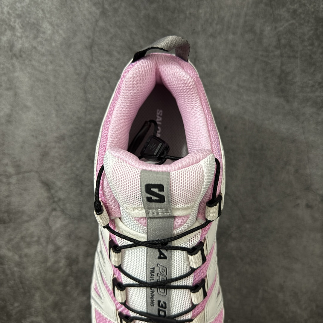 图片[7]-【纯原W1版】SALOMON萨洛蒙 × atoms pink XA PRO 3D 樱花 百搭舒适 低帮 户外功能鞋 男女同款 粉灰色 479886 纯原外贸平台特供订 全套原纸板楦头开发 原厂特供网布配套加持 确保原汁原味 完美呈现版型 原档数据独家私模五层组合大底 男女鞋同步官方开发 原装Ortholite轻量化鞋垫 中底布带钢印编号 原厂TPU锁扣 进口港宝加持 后跟自然饱满 还原公司包裹性 鞋面采用SENSIFT贴合技术 全方位贴合包裹脚型 鞋跟部鞋底牵引设计 提供强大的抓地性能 更适应野外崎岖不平的道路 其3D ADVANCED CHASSIS底盘 材料轻量大化 钉齿设计更具稳定性 防护性 鞋底易磨损区运用CONTAGRIP高耐磨材料 应对城市硬质路面长距离跑考验 尺码：36 36.5 37.5 38 38.5 39 40 40.5 41 42 42.5 43 44 44.5 45-选品中心
