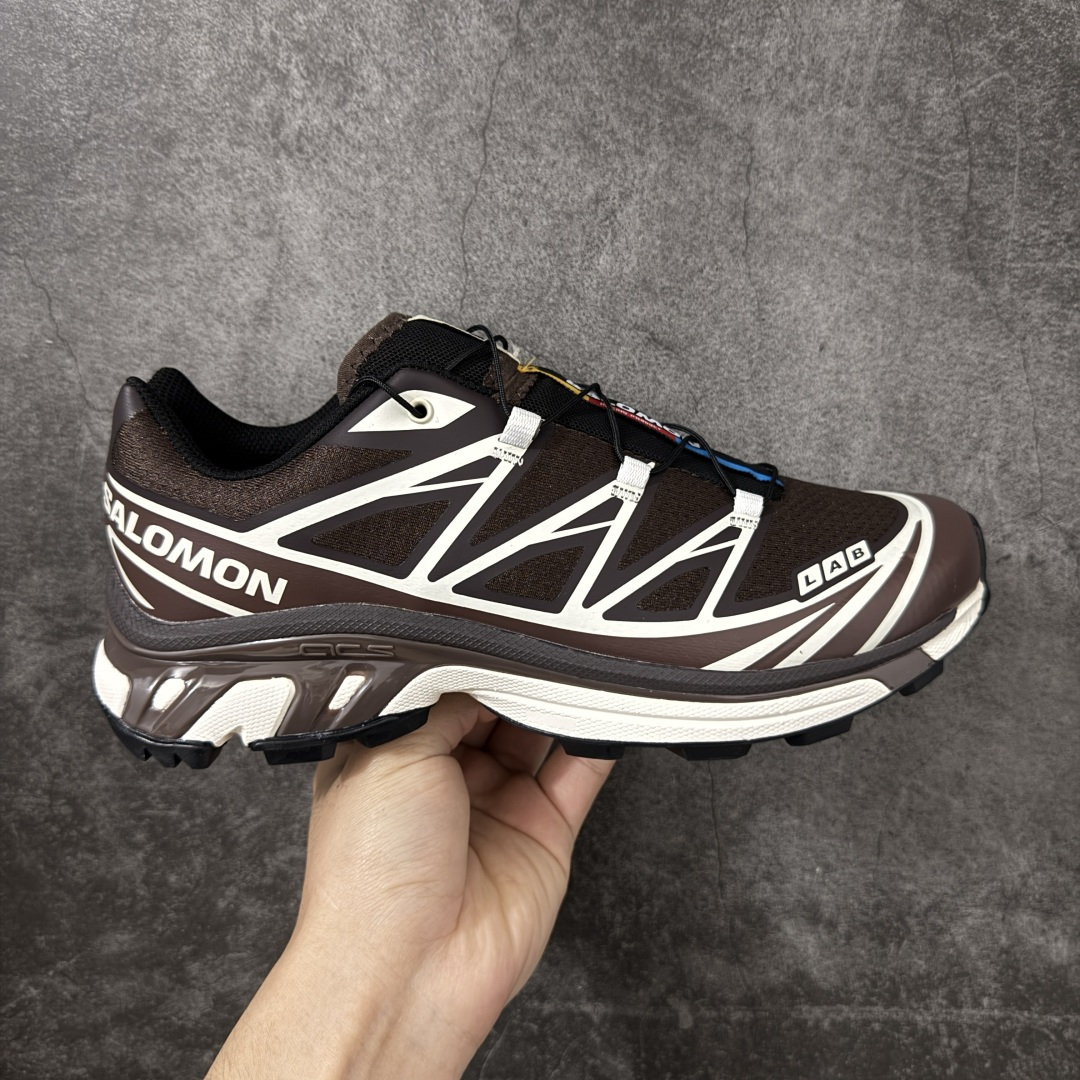 【巅峰升级版】 Salomon XT-6 新配色黑咖啡 478661 萨洛蒙复古潮流户外机能登山跑鞋 纯原外贸平台特供订单 耗时半年巨作 全套原纸板楦头开发 原厂特供网布配套加持 确保原汁原味 完美呈现版型 原档数据独家私模五层组合大底 原装Ortholite轻量化鞋垫 中底布带钢印编号 原厂TPU锁扣 进口港宝加持 后跟自然饱满 还原公司包裹性 鞋面以“锯齿”状的包裹系统呈现 在基色底之下加入了各种色点缀 将公司的最新技术和时尚前卫的造型融入耐用的长跑款式中 鞋面由 TPU 薄膜制成 并焊接在高耐磨网眼上 使其既时尚又坚固 由 ACS底盘支撑 可增强稳定性和支撑力 以及由橡胶凸耳 Contragrip外底覆盖的 EVA 缓冲中底 旨在应对崎岖的地形 鞋舌上的彩色Salomon 标签、Quicklace 系统以及鞋头、鞋舌和鞋跟上的附加品牌使细节更加完美 让穿着者可以轻松驾驭户外与通勤下的任何运动生活场景 无缝鞋身户外随意纵横 颜值与脚感兼备 出街通勤 绝对非常吸睛 你值得拥有 尺码：36 36.5 37.5 38 38.5 39 40 40.5 41 42 42.5 43 44 44.5 45-选品中心