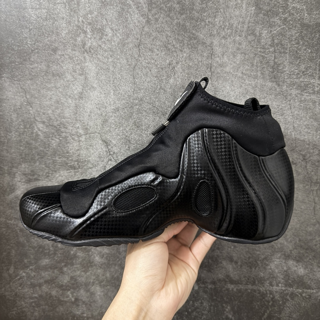 图片[2]-【莞顶纯原】Nike Air Flightposite One 飞行风一代系列中帮休闲运动文化篮球鞋“黑碳板黑风”碳板风一复刻版 风衣 642307-001 采用一次成型聚氨酯铸模脚型内膜鞋面材质 鞋垫嵌入前后掌ZOOM回弹缓震气垫 超大TPU模块组合耐磨橡胶大底❗️ 经典的全黑配色 Nike Air Flightposite 2014 “Carbon Fiber” 又将我们带回到那个难忘的年代。低调而奢华感十足的碳纤维纹路鞋面，经典的拉链式设计，在十多年后的今天，这款碳板风仍然颇具魅力，诸多细节值得细细品味。 尺码：40-46-选品中心