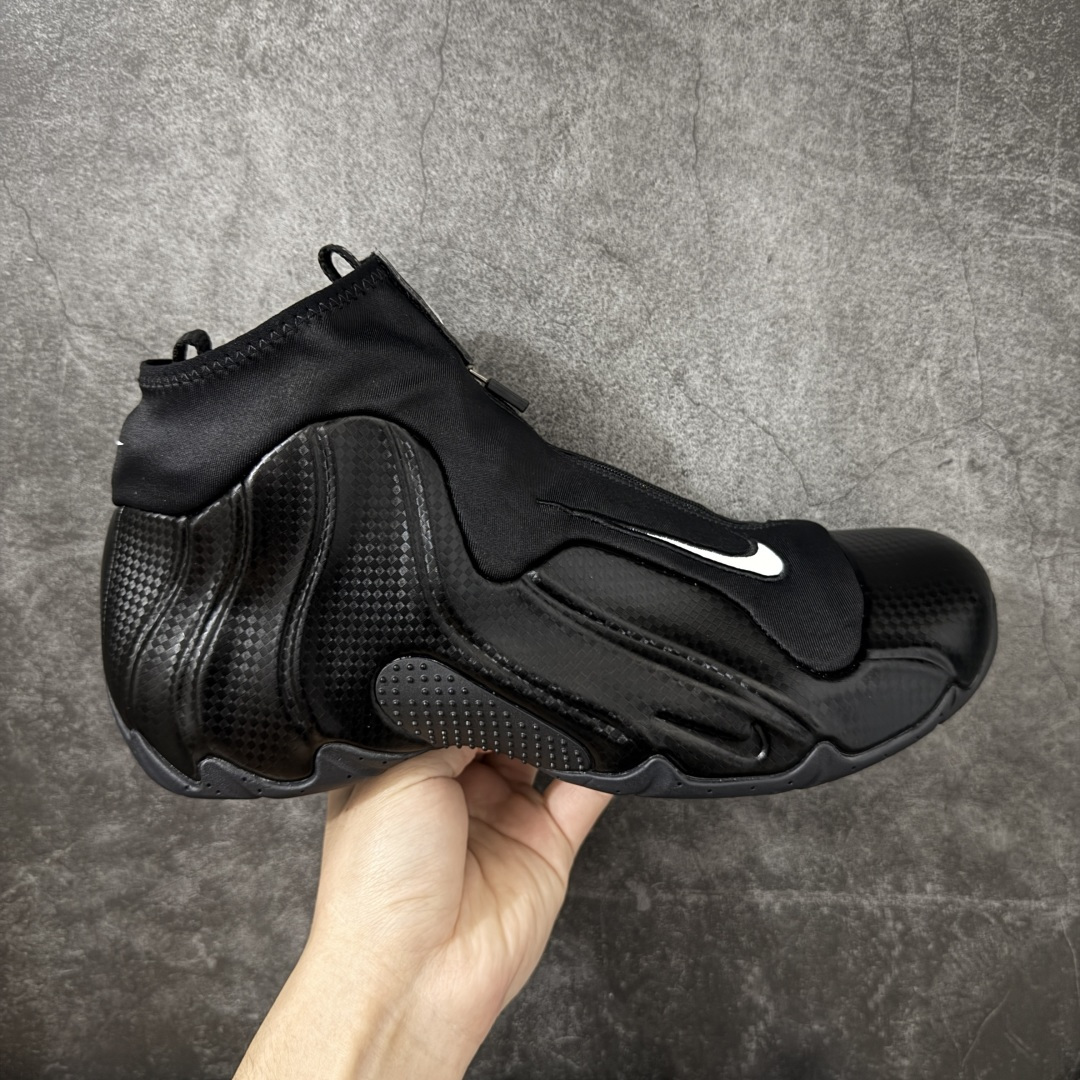 【莞顶纯原】Nike Air Flightposite One 飞行风一代系列中帮休闲运动文化篮球鞋“黑碳板黑风”碳板风一复刻版 风衣 642307-001 采用一次成型聚氨酯铸模脚型内膜鞋面材质 鞋垫嵌入前后掌ZOOM回弹缓震气垫 超大TPU模块组合耐磨橡胶大底❗️ 经典的全黑配色 Nike Air Flightposite 2014 “Carbon Fiber” 又将我们带回到那个难忘的年代。低调而奢华感十足的碳纤维纹路鞋面，经典的拉链式设计，在十多年后的今天，这款碳板风仍然颇具魅力，诸多细节值得细细品味。 尺码：40-46-选品中心