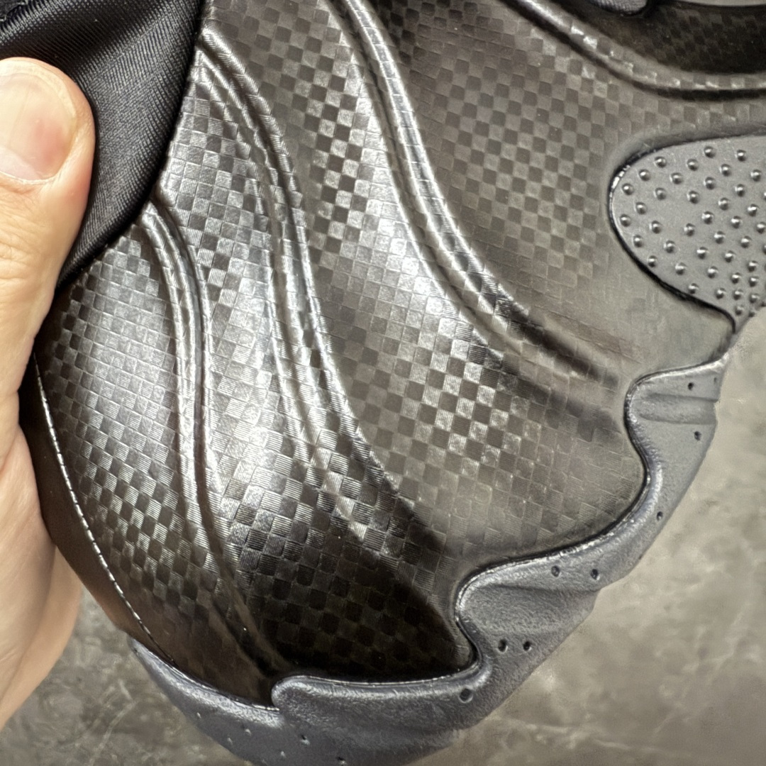 图片[3]-【莞顶纯原】Nike Air Flightposite One 飞行风一代系列中帮休闲运动文化篮球鞋“黑碳板黑风”碳板风一复刻版 风衣 642307-001 采用一次成型聚氨酯铸模脚型内膜鞋面材质 鞋垫嵌入前后掌ZOOM回弹缓震气垫 超大TPU模块组合耐磨橡胶大底❗️ 经典的全黑配色 Nike Air Flightposite 2014 “Carbon Fiber” 又将我们带回到那个难忘的年代。低调而奢华感十足的碳纤维纹路鞋面，经典的拉链式设计，在十多年后的今天，这款碳板风仍然颇具魅力，诸多细节值得细细品味。 尺码：40-46-选品中心