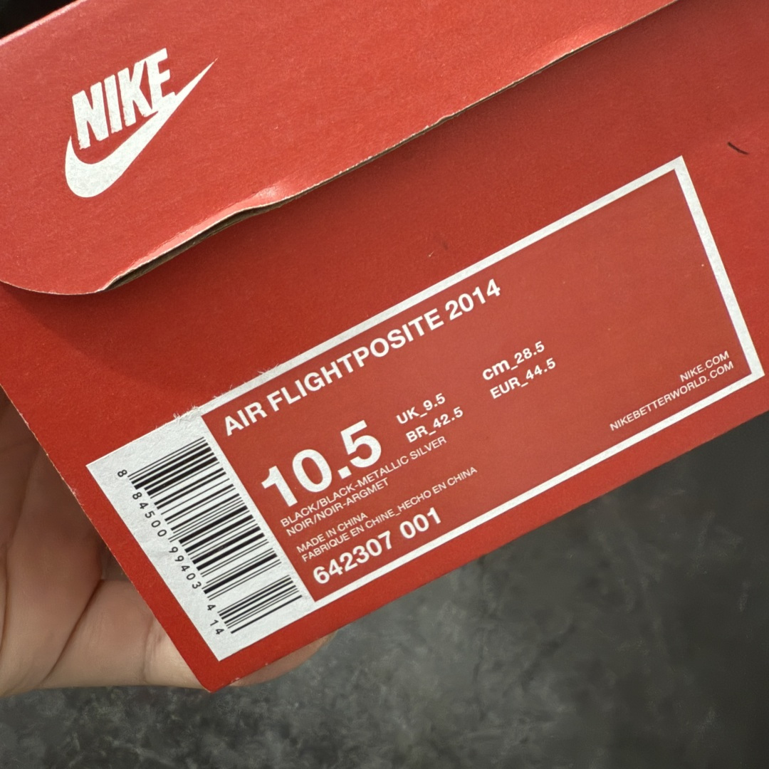 图片[13]-【莞顶纯原】Nike Air Flightposite One 飞行风一代系列中帮休闲运动文化篮球鞋“黑碳板黑风”碳板风一复刻版 风衣 642307-001 采用一次成型聚氨酯铸模脚型内膜鞋面材质 鞋垫嵌入前后掌ZOOM回弹缓震气垫 超大TPU模块组合耐磨橡胶大底❗️ 经典的全黑配色 Nike Air Flightposite 2014 “Carbon Fiber” 又将我们带回到那个难忘的年代。低调而奢华感十足的碳纤维纹路鞋面，经典的拉链式设计，在十多年后的今天，这款碳板风仍然颇具魅力，诸多细节值得细细品味。 尺码：40-46-选品中心