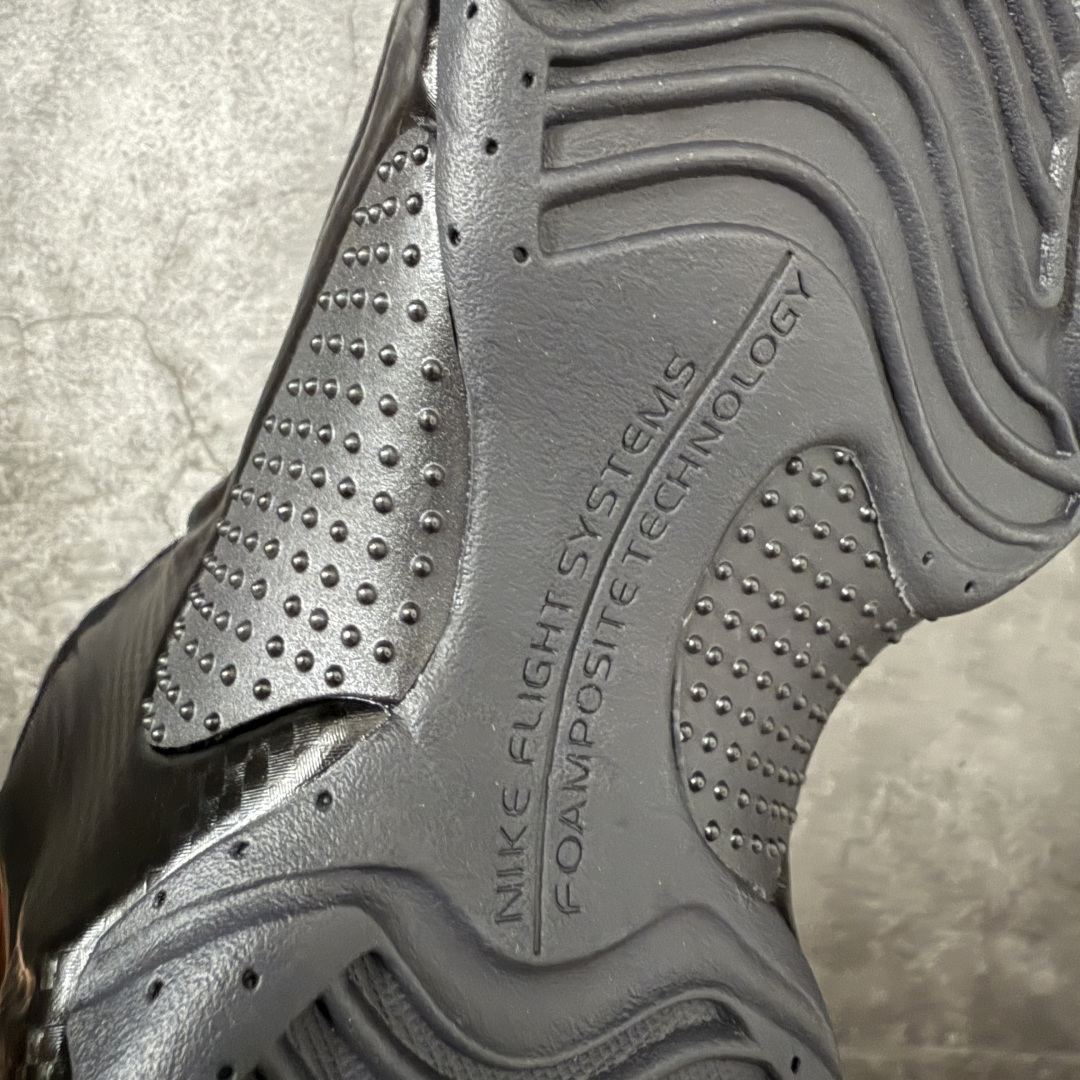 图片[12]-【莞顶纯原】Nike Air Flightposite One 飞行风一代系列中帮休闲运动文化篮球鞋“黑碳板黑风”碳板风一复刻版 风衣 642307-001 采用一次成型聚氨酯铸模脚型内膜鞋面材质 鞋垫嵌入前后掌ZOOM回弹缓震气垫 超大TPU模块组合耐磨橡胶大底❗️ 经典的全黑配色 Nike Air Flightposite 2014 “Carbon Fiber” 又将我们带回到那个难忘的年代。低调而奢华感十足的碳纤维纹路鞋面，经典的拉链式设计，在十多年后的今天，这款碳板风仍然颇具魅力，诸多细节值得细细品味。 尺码：40-46-选品中心