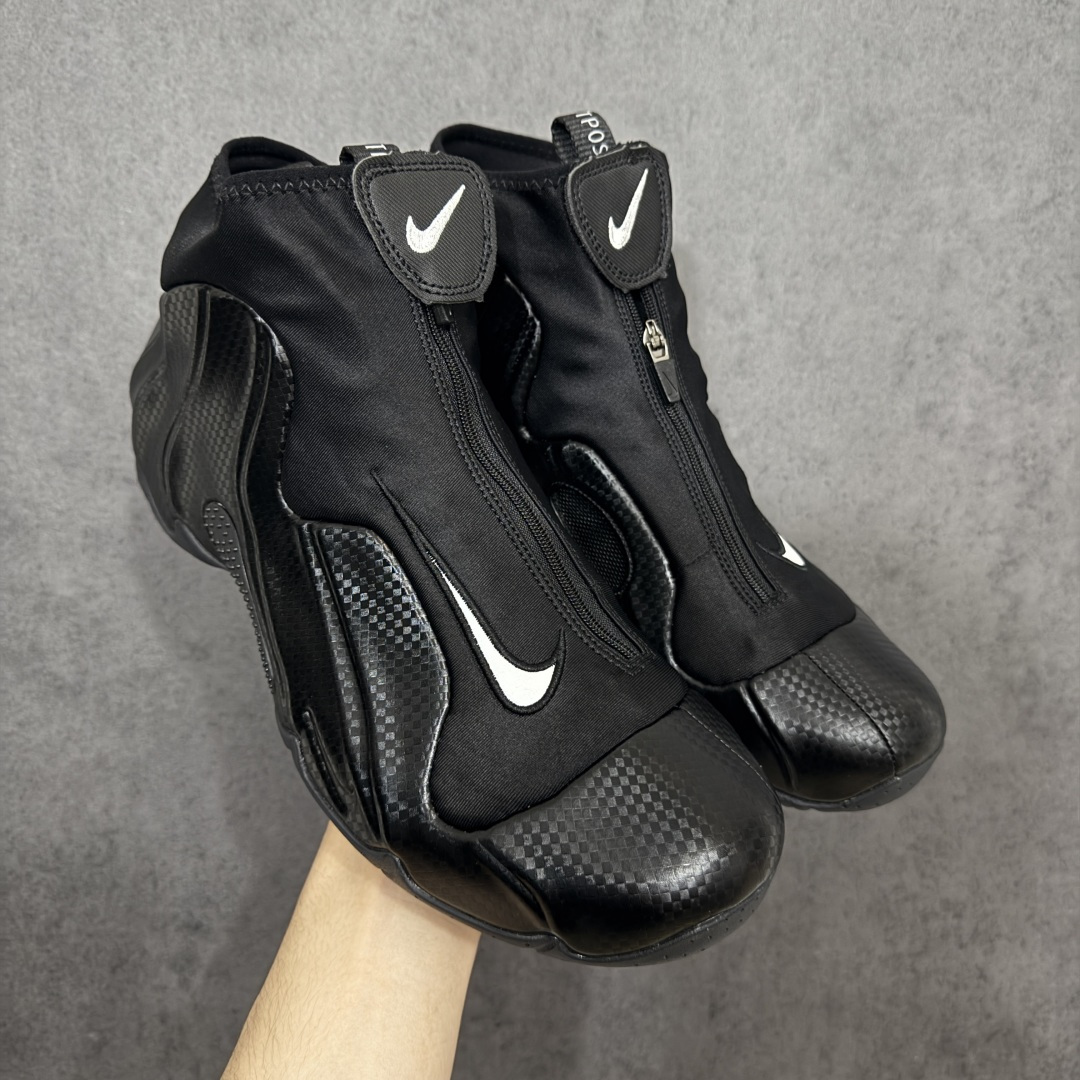 【莞顶纯原】Nike Air Flightposite One 飞行风一代系列中帮休闲运动文化篮球鞋“黑碳板黑风”碳板风一复刻版 风衣 642307-001 采用一次成型聚氨酯铸模脚型内膜鞋面材质 鞋垫嵌入前后掌ZOOM回弹缓震气垫 超大TPU模块组合耐磨橡胶大底❗️ 经典的全黑配色 Nike Air Flightposite 2014 “Carbon Fiber” 又将我们带回到那个难忘的年代。低调而奢华感十足的碳纤维纹路鞋面，经典的拉链式设计，在十多年后的今天，这款碳板风仍然颇具魅力，诸多细节值得细细品味。 尺码：40-46-选品中心