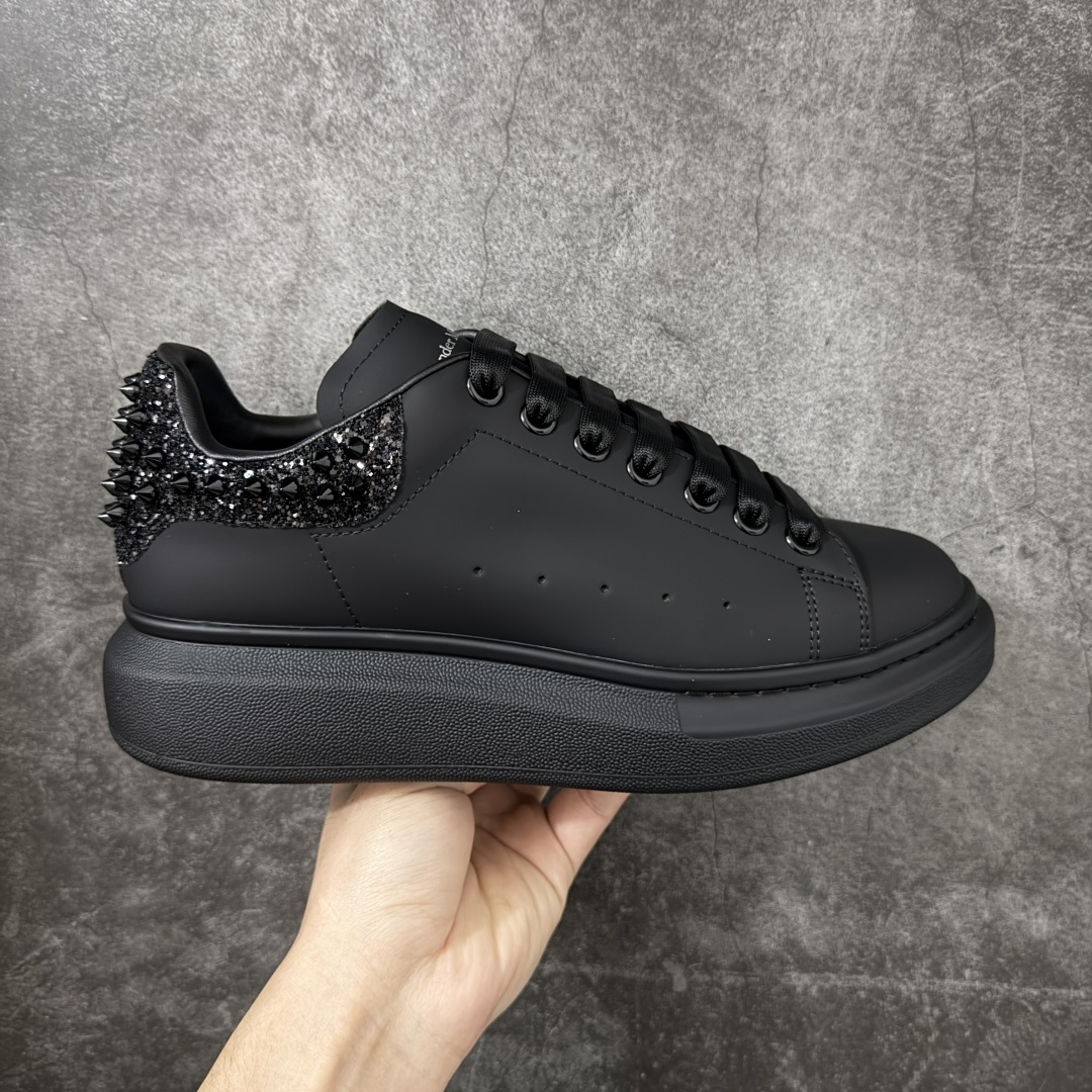 【福利版】独家毒平台礼盒包装 Alexander McQueen/亚历山大麦昆 松糕鞋厚底增高小白鞋 进口丝绸亚光原版正品 水染羊皮内里 牛皮垫脚 回弹度到位 耐磨又舒适 鞋底厚4.5cm 全套原版包装 配件齐全 官方一致 凹凸定制正品原盒包装 右脚鞋舌嵌入防伪芯片装置 外盒鞋标官方二维码扫码+防伪芯片 尺码：40 41 42 43 44 45-选品中心