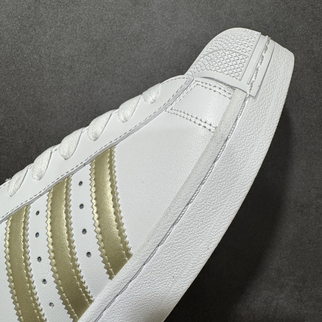 图片[5]-【H11顶级头层版】adidas originals Superstar 2 贝壳头 简约经典 舒适时尚 复古板鞋 男女同款 货号：JQ6457 全新升级版 皮料改进至头层原厂皮 原盒 原底原料 开模打造 原厂织唛鞋标 高精密准度 原楦原纸板开发 匹配原版98%以上 后跟垫棉独家呈现 反口里弧度正确 原厂鞋垫 背胶 后跟电绣针数 与正品一致 原厂皮料 原厂车缝线 质感无敌 皮料切割干净 无任何毛边 清洁度细节完美 进口港宝加持 后跟自然饱满 还原公司包裹性 鞋面采用原装数据贴合技术 全方位贴合包裹脚型 鞋跟部鞋底牵引设计 提供强大的抓地性能 更适应不同实战场地路面 尺码：35.5 36 36.5 37.5 38 38.5 39 40 40.5 41 42 42.5 43 44 45-选品中心