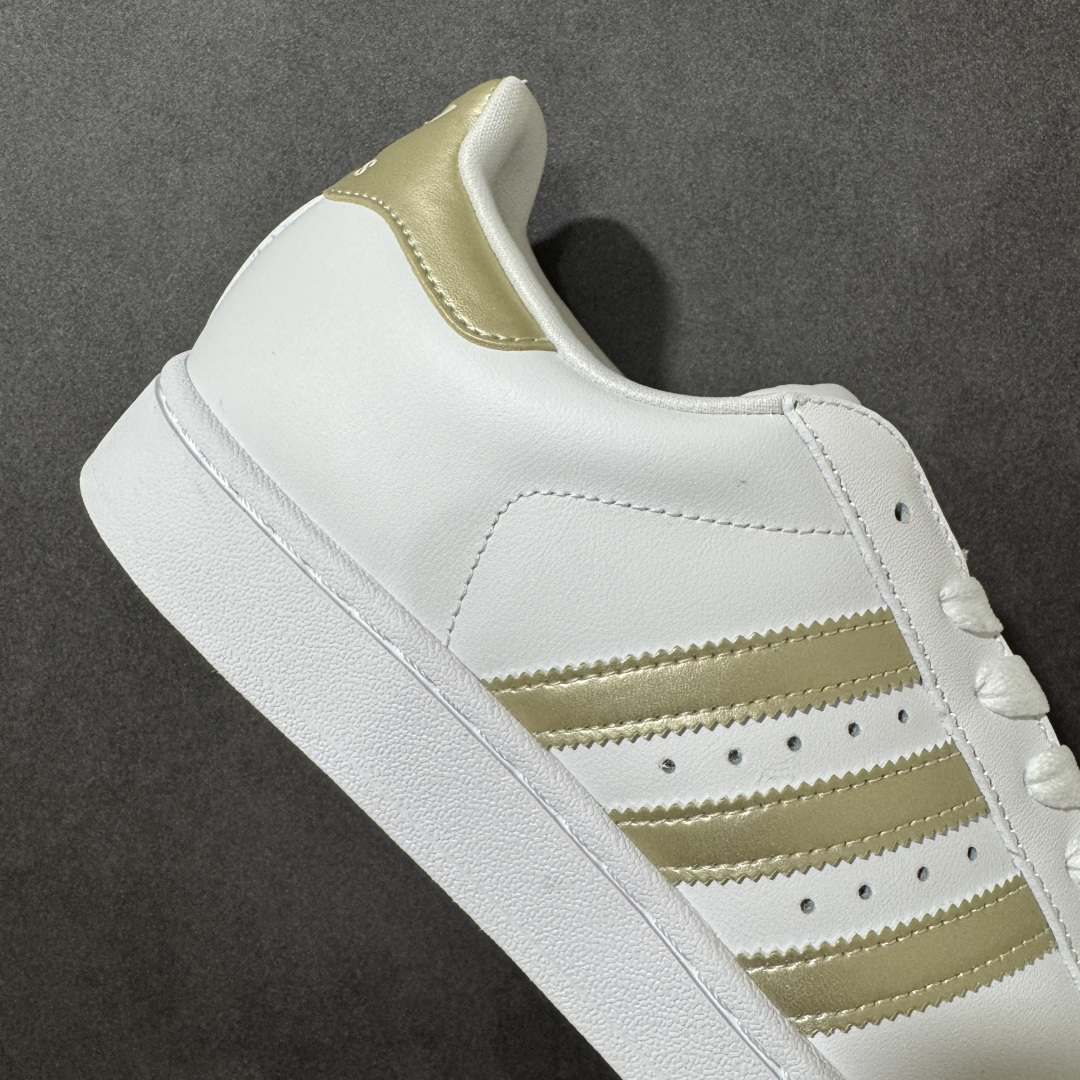 图片[6]-【H11顶级头层版】adidas originals Superstar 2 贝壳头 简约经典 舒适时尚 复古板鞋 男女同款 货号：JQ6457 全新升级版 皮料改进至头层原厂皮 原盒 原底原料 开模打造 原厂织唛鞋标 高精密准度 原楦原纸板开发 匹配原版98%以上 后跟垫棉独家呈现 反口里弧度正确 原厂鞋垫 背胶 后跟电绣针数 与正品一致 原厂皮料 原厂车缝线 质感无敌 皮料切割干净 无任何毛边 清洁度细节完美 进口港宝加持 后跟自然饱满 还原公司包裹性 鞋面采用原装数据贴合技术 全方位贴合包裹脚型 鞋跟部鞋底牵引设计 提供强大的抓地性能 更适应不同实战场地路面 尺码：35.5 36 36.5 37.5 38 38.5 39 40 40.5 41 42 42.5 43 44 45-选品中心