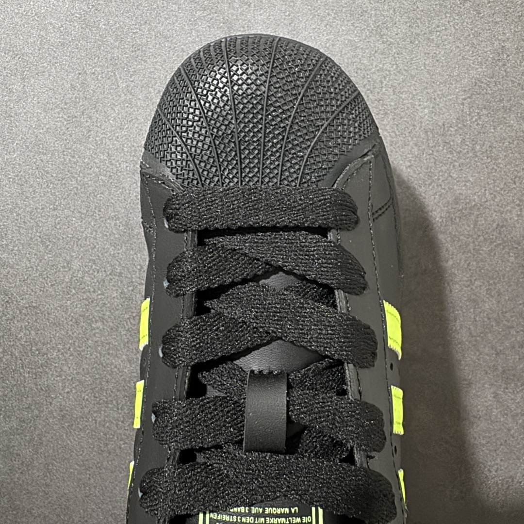 图片[8]-【H11顶级头层版】adidas originals Superstar 2 贝壳头 简约经典 舒适时尚 复古板鞋 男女同款 货号：JQ3175 全新升级版 皮料改进至头层原厂皮 原盒 原底原料 开模打造 原厂织唛鞋标 高精密准度 原楦原纸板开发 匹配原版98%以上 后跟垫棉独家呈现 反口里弧度正确 原厂鞋垫 背胶 后跟电绣针数 与正品一致 原厂皮料 原厂车缝线 质感无敌 皮料切割干净 无任何毛边 清洁度细节完美 进口港宝加持 后跟自然饱满 还原公司包裹性 鞋面采用原装数据贴合技术 全方位贴合包裹脚型 鞋跟部鞋底牵引设计 提供强大的抓地性能 更适应不同实战场地路面 尺码：35.5 36 36.5 37.5 38 38.5 39 40 40.5 41 42 42.5 43 44 45-选品中心