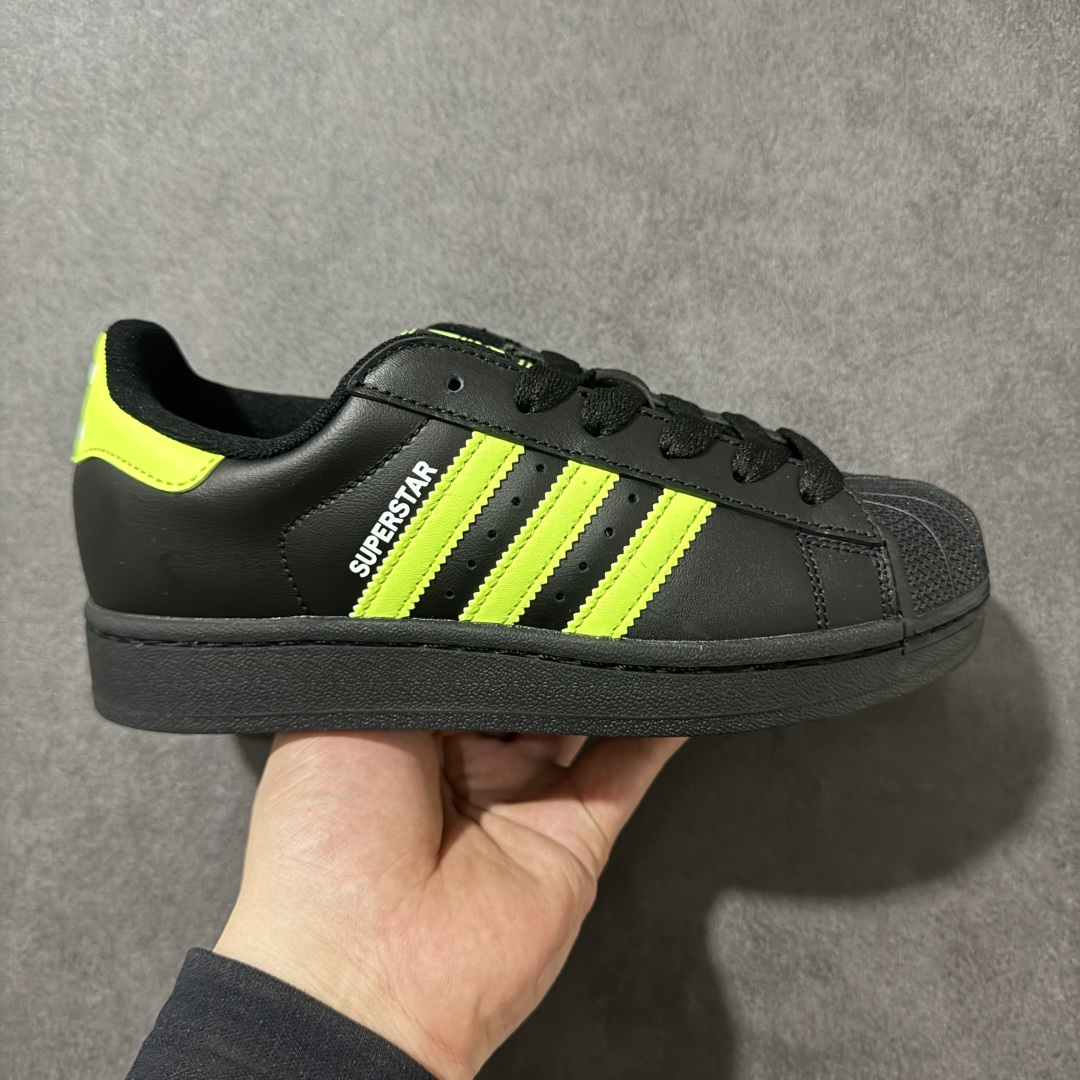 【H11顶级头层版】adidas originals Superstar 2 贝壳头 简约经典 舒适时尚 复古板鞋 男女同款 货号：JQ3175 全新升级版 皮料改进至头层原厂皮 原盒 原底原料 开模打造 原厂织唛鞋标 高精密准度 原楦原纸板开发 匹配原版98%以上 后跟垫棉独家呈现 反口里弧度正确 原厂鞋垫 背胶 后跟电绣针数 与正品一致 原厂皮料 原厂车缝线 质感无敌 皮料切割干净 无任何毛边 清洁度细节完美 进口港宝加持 后跟自然饱满 还原公司包裹性 鞋面采用原装数据贴合技术 全方位贴合包裹脚型 鞋跟部鞋底牵引设计 提供强大的抓地性能 更适应不同实战场地路面 尺码：35.5 36 36.5 37.5 38 38.5 39 40 40.5 41 42 42.5 43 44 45-选品中心