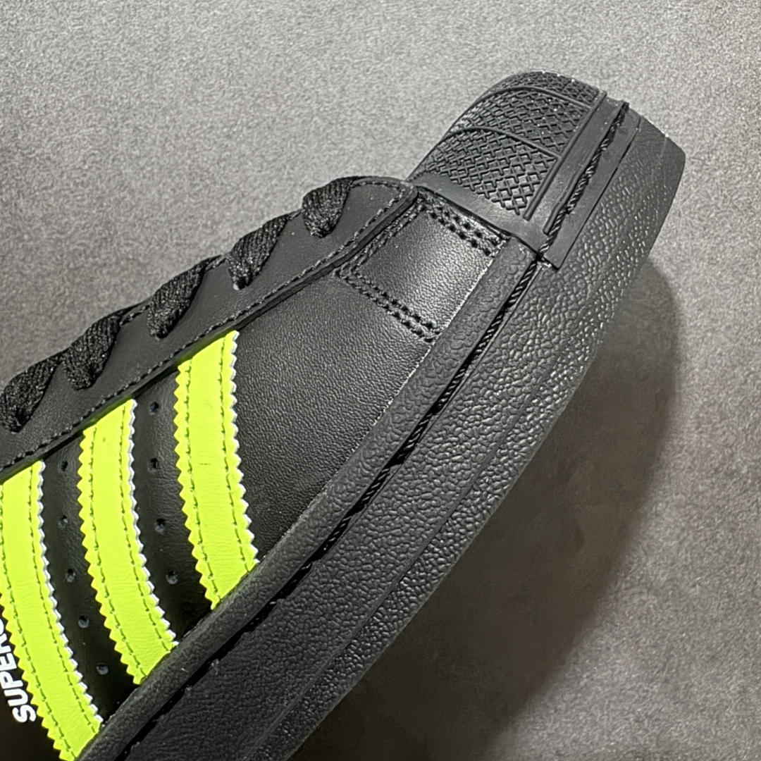 图片[5]-【H11顶级头层版】adidas originals Superstar 2 贝壳头 简约经典 舒适时尚 复古板鞋 男女同款 货号：JQ3175 全新升级版 皮料改进至头层原厂皮 原盒 原底原料 开模打造 原厂织唛鞋标 高精密准度 原楦原纸板开发 匹配原版98%以上 后跟垫棉独家呈现 反口里弧度正确 原厂鞋垫 背胶 后跟电绣针数 与正品一致 原厂皮料 原厂车缝线 质感无敌 皮料切割干净 无任何毛边 清洁度细节完美 进口港宝加持 后跟自然饱满 还原公司包裹性 鞋面采用原装数据贴合技术 全方位贴合包裹脚型 鞋跟部鞋底牵引设计 提供强大的抓地性能 更适应不同实战场地路面 尺码：35.5 36 36.5 37.5 38 38.5 39 40 40.5 41 42 42.5 43 44 45-选品中心
