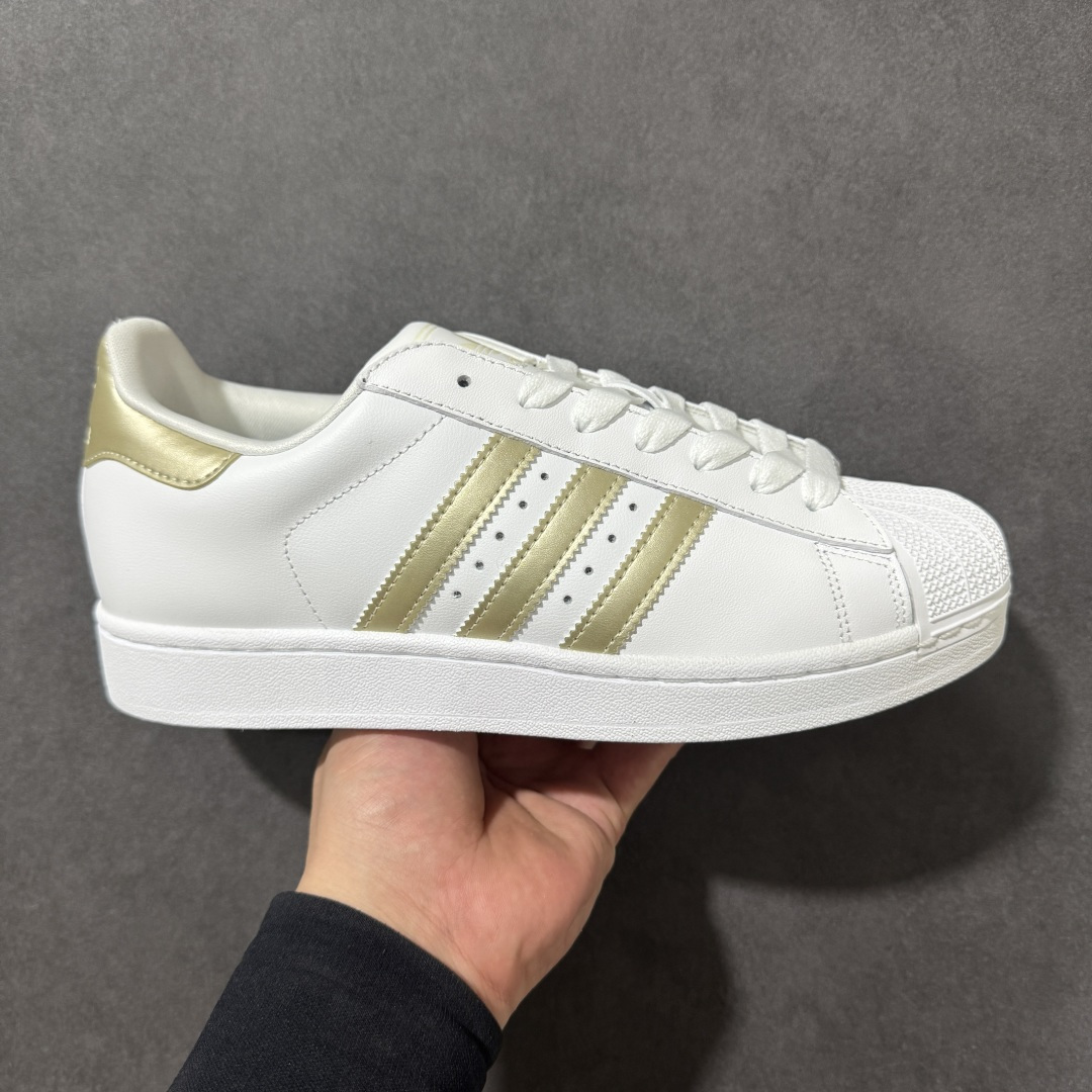 【H11顶级头层版】adidas originals Superstar 2 贝壳头 简约经典 舒适时尚 复古板鞋 男女同款 货号：JQ6457 全新升级版 皮料改进至头层原厂皮 原盒 原底原料 开模打造 原厂织唛鞋标 高精密准度 原楦原纸板开发 匹配原版98%以上 后跟垫棉独家呈现 反口里弧度正确 原厂鞋垫 背胶 后跟电绣针数 与正品一致 原厂皮料 原厂车缝线 质感无敌 皮料切割干净 无任何毛边 清洁度细节完美 进口港宝加持 后跟自然饱满 还原公司包裹性 鞋面采用原装数据贴合技术 全方位贴合包裹脚型 鞋跟部鞋底牵引设计 提供强大的抓地性能 更适应不同实战场地路面 尺码：35.5 36 36.5 37.5 38 38.5 39 40 40.5 41 42 42.5 43 44 45-选品中心