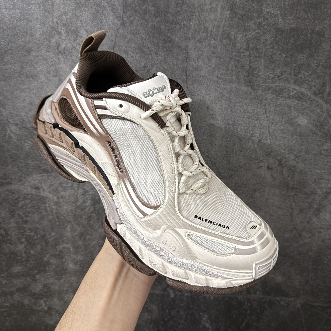 图片[3]-【XA版本】Balenciaga巴黎世家 Triple S .2 厚底系带 低帮 老爹鞋 Balenciaga是由被誉为代表二十世纪的伟大天才设计师 CristobalBalenciaga 创立的，在品牌创立的大半个世纪以来，巴黎世家一直以时尚、典雅闻名于时装界，它的主题产品有女士和男士提包、机车包、鞋子和时装，在15年王大仁卸任品牌设计师后，品牌的风格发生了翻天覆地的变化，凭借着人气超高的街头风T恤、老爹鞋等迅速霸屏各大时装周和时尚圈 货号：865849WTRS21011 尺码：35 36 37 38 39 40 41 42 43 44 45 46-选品中心