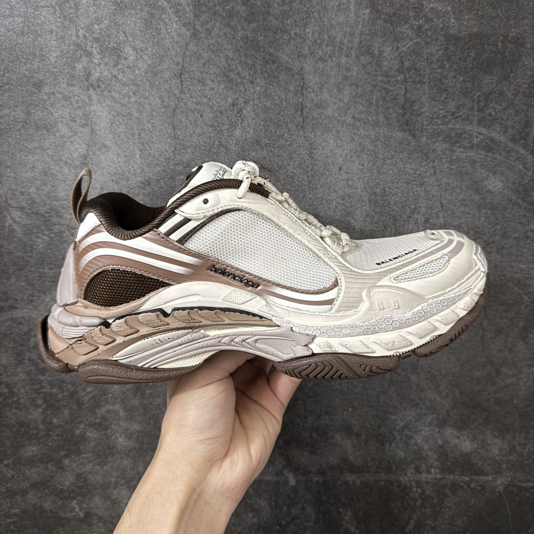 【XA版本】Balenciaga巴黎世家 Triple S .2 厚底系带 低帮 老爹鞋 Balenciaga是由被誉为代表二十世纪的伟大天才设计师 CristobalBalenciaga 创立的，在品牌创立的大半个世纪以来，巴黎世家一直以时尚、典雅闻名于时装界，它的主题产品有女士和男士提包、机车包、鞋子和时装，在15年王大仁卸任品牌设计师后，品牌的风格发生了翻天覆地的变化，凭借着人气超高的街头风T恤、老爹鞋等迅速霸屏各大时装周和时尚圈 货号：865849WTRS21011 尺码：35 36 37 38 39 40 41 42 43 44 45 46-选品中心