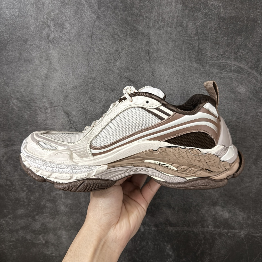 图片[2]-【XA版本】Balenciaga巴黎世家 Triple S .2 厚底系带 低帮 老爹鞋 Balenciaga是由被誉为代表二十世纪的伟大天才设计师 CristobalBalenciaga 创立的，在品牌创立的大半个世纪以来，巴黎世家一直以时尚、典雅闻名于时装界，它的主题产品有女士和男士提包、机车包、鞋子和时装，在15年王大仁卸任品牌设计师后，品牌的风格发生了翻天覆地的变化，凭借着人气超高的街头风T恤、老爹鞋等迅速霸屏各大时装周和时尚圈 货号：865849WTRS21011 尺码：35 36 37 38 39 40 41 42 43 44 45 46-选品中心