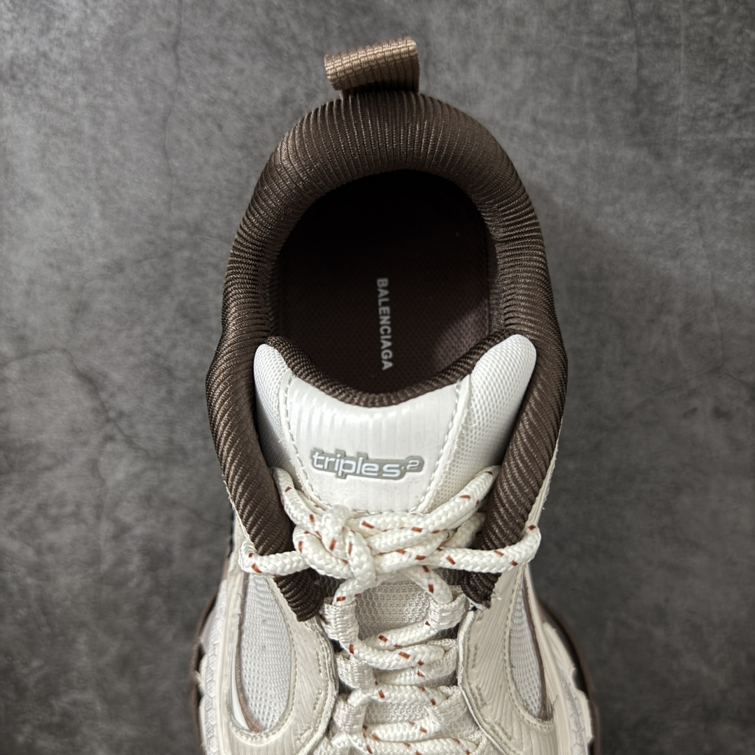 图片[8]-【XA版本】Balenciaga巴黎世家 Triple S .2 厚底系带 低帮 老爹鞋 Balenciaga是由被誉为代表二十世纪的伟大天才设计师 CristobalBalenciaga 创立的，在品牌创立的大半个世纪以来，巴黎世家一直以时尚、典雅闻名于时装界，它的主题产品有女士和男士提包、机车包、鞋子和时装，在15年王大仁卸任品牌设计师后，品牌的风格发生了翻天覆地的变化，凭借着人气超高的街头风T恤、老爹鞋等迅速霸屏各大时装周和时尚圈 货号：865849WTRS21011 尺码：35 36 37 38 39 40 41 42 43 44 45 46-选品中心