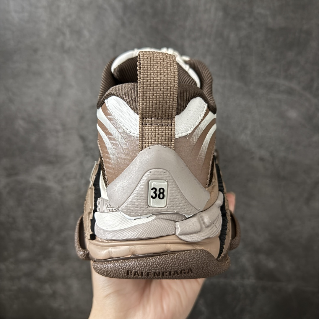 图片[4]-【XA版本】Balenciaga巴黎世家 Triple S .2 厚底系带 低帮 老爹鞋 Balenciaga是由被誉为代表二十世纪的伟大天才设计师 CristobalBalenciaga 创立的，在品牌创立的大半个世纪以来，巴黎世家一直以时尚、典雅闻名于时装界，它的主题产品有女士和男士提包、机车包、鞋子和时装，在15年王大仁卸任品牌设计师后，品牌的风格发生了翻天覆地的变化，凭借着人气超高的街头风T恤、老爹鞋等迅速霸屏各大时装周和时尚圈 货号：865849WTRS21011 尺码：35 36 37 38 39 40 41 42 43 44 45 46-选品中心