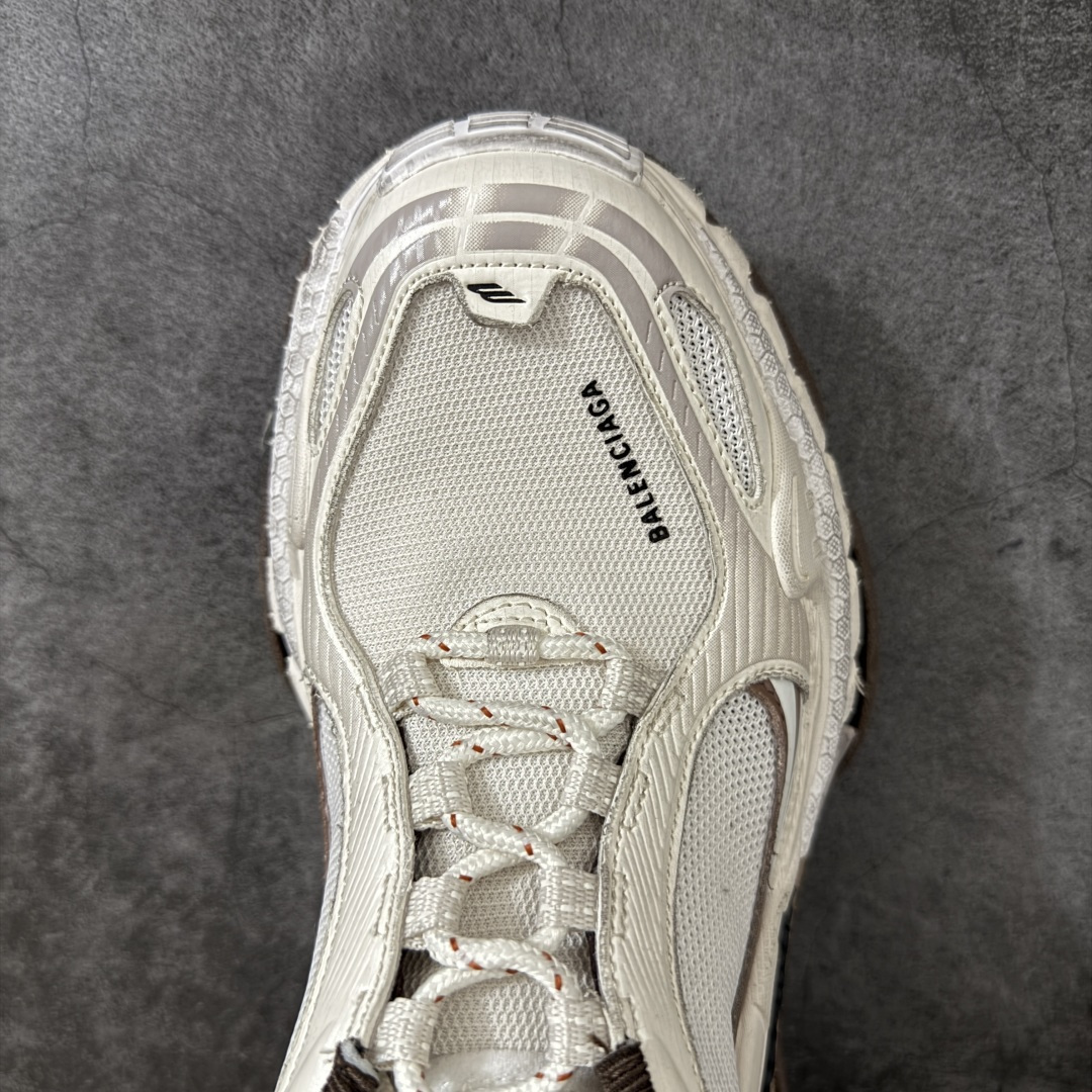 图片[5]-【XA版本】Balenciaga巴黎世家 Triple S .2 厚底系带 低帮 老爹鞋 Balenciaga是由被誉为代表二十世纪的伟大天才设计师 CristobalBalenciaga 创立的，在品牌创立的大半个世纪以来，巴黎世家一直以时尚、典雅闻名于时装界，它的主题产品有女士和男士提包、机车包、鞋子和时装，在15年王大仁卸任品牌设计师后，品牌的风格发生了翻天覆地的变化，凭借着人气超高的街头风T恤、老爹鞋等迅速霸屏各大时装周和时尚圈 货号：865849WTRS21011 尺码：35 36 37 38 39 40 41 42 43 44 45 46-选品中心