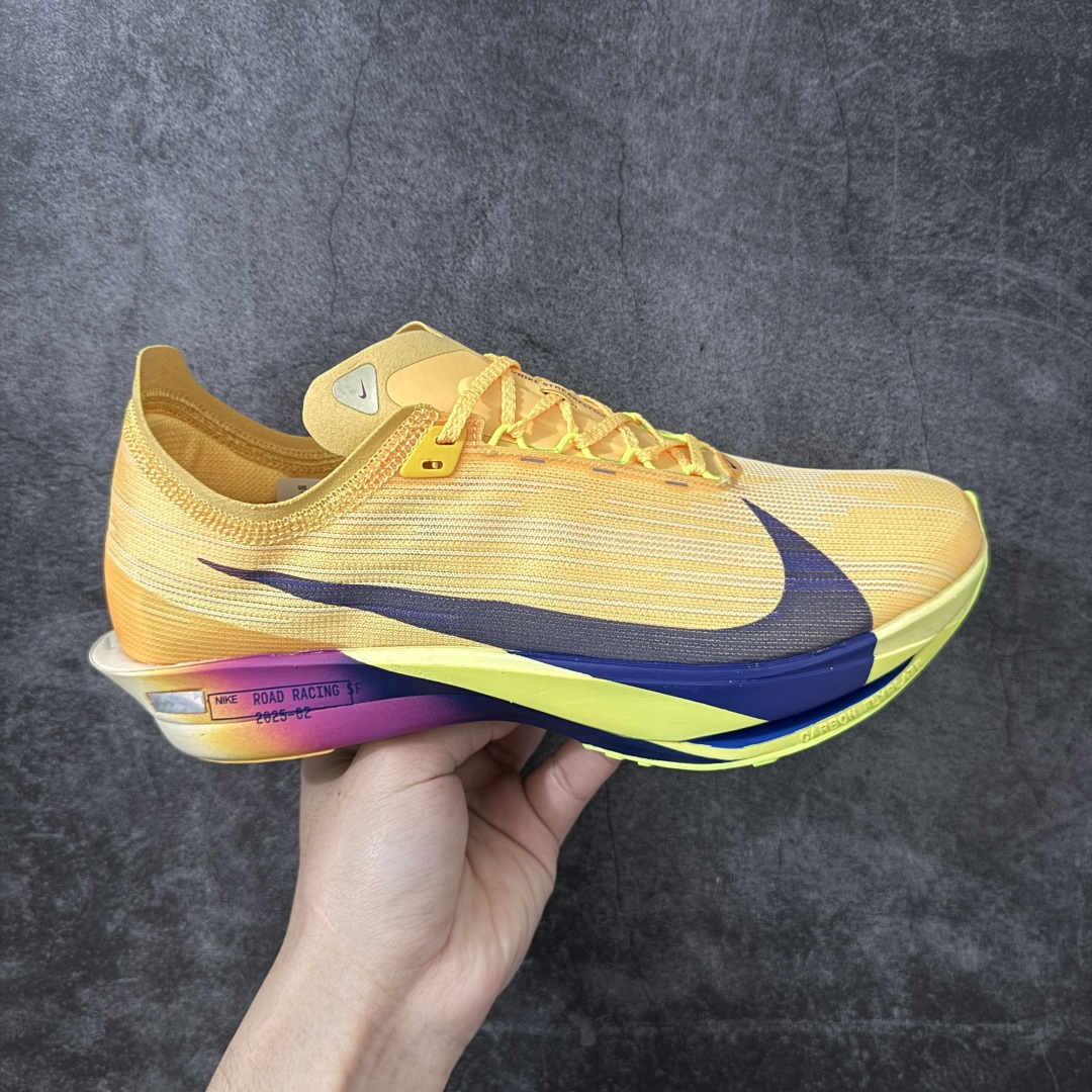 【碳科技纯原】耐克Nike ZoomX Streakfly 2 疾驰者2代系列低帮竞速轻质缓震透气休闲运动跑步鞋“ 市场顶级版本 跑鞋第一梯队 专业跑鞋‼️ 原标原盒 全掌真碳版 真Zoom X气垫 超薄针织鞋面 柔软缓震，nike Streakfly 2是一款专为短距离竞速设计的高性能跑鞋。日常穿着也是非常舒适，单只42码仅重126克，比前代减轻40克，接近田径钉鞋的轻盈感，适合追求速度的跑者。搭载全掌Flyplate碳纤维板，提供强劲推进力，配合ZoomX泡棉中底，能量回馈出色，滚动感顺滑。外底采用轻薄橡胶材质，抓地力出色，湿滑路面也能稳定发挥。工程精制网眼鞋面，透气性极佳，贴合脚部轮廓，减少闷热感。ZoomX泡棉中底兼顾缓震与回弹，适合短距离快速奔跑。Nike Streakfly 2是为追求速度的精英跑者或短距离竞速爱好者设计的高性能跑鞋，其轻盈、响应迅速的特点使其成为短距离比赛和训练的理想选择 货号： HF6416-800 尺码： 36 36.5 37.5 38 38.5 39 40 40.5 41 42 42.5 43 44 45 46-选品中心