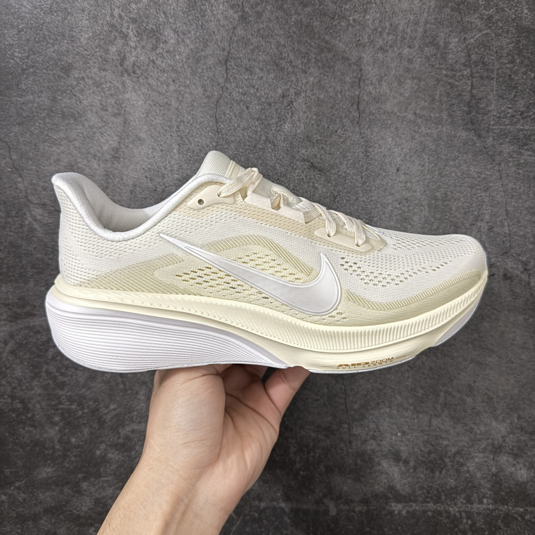 【RS纯原】Nike Air Zoom Pegasus 42 登月42代超级飞马系列马拉松跑步鞋 IB1881-106 平台专供 充正品质 原材料打造 中底搭载前Zoom+全掌React配置 全部原鞋开发打造 所有细节全部同步原版 全新一代拥有 Zoom Air 一如既往的稳定感和流畅感 鞋面采用工程网眼设计 为特定高热区域营造出色透气性 进一步增加鞋面的穿孔数量 让足部能够快速散热 中足搭配 Flywire 飞线 在高速运动时营造舒适稳定的贴合感 内置Zoon气垫加持 动力十足！ 尺码： 36-45-选品中心