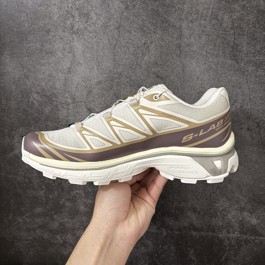 图片[2]-【纯原W1版】 Salomon XT-6 一代 萨洛蒙复古潮流户外机能登山跑鞋 米棕色 477377 纯原外贸平台特供订单 耗时半年巨作 全套原纸板楦头开发 原厂特供网布配套加持 确保原汁原味 完美呈现版型 原档数据独家私模五层组合大底 原装Ortholite轻量化鞋垫 中底布带钢印编号 原厂TPU锁扣 进口港宝加持 后跟自然饱满 还原公司包裹性 鞋面以“锯齿”状的包裹系统呈现 在基色底之下加入了各种色点缀 将公司的最新技术和时尚前卫的造型融入耐用的长跑款式中 鞋面由 TPU 薄膜制成 并焊接在高耐磨网眼上 使其既时尚又坚固 由 ACS底盘支撑 可增强稳定性和支撑力 以及由橡胶凸耳 Contragrip外底覆盖的 EVA 缓冲中底 旨在应对崎岖的地形 鞋舌上的彩色Salomon 标签、Quicklace 系统以及鞋头、鞋舌和鞋跟上的附加品牌使细节更加完美 让穿着者可以轻松驾驭户外与通勤下的任何运动生活场景 无缝鞋身户外随意纵横 颜值与脚感兼备 出街通勤 绝对非常吸睛 你值得拥有 尺码：36 36.5 37.5 38 38.5 39 40 40.5 41 42 42.5 43 44 44.5 45-选品中心