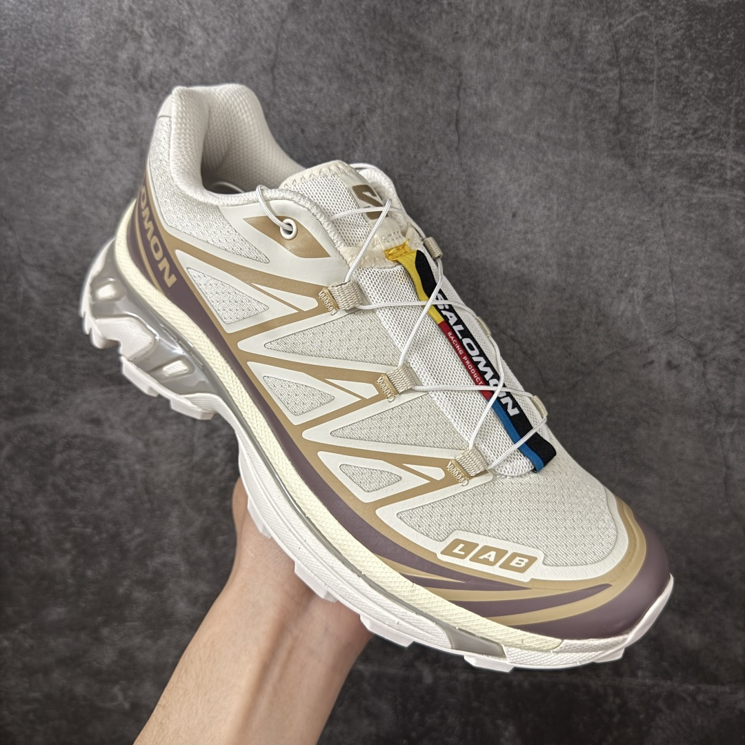 图片[3]-【纯原W1版】 Salomon XT-6 一代 萨洛蒙复古潮流户外机能登山跑鞋 米棕色 477377 纯原外贸平台特供订单 耗时半年巨作 全套原纸板楦头开发 原厂特供网布配套加持 确保原汁原味 完美呈现版型 原档数据独家私模五层组合大底 原装Ortholite轻量化鞋垫 中底布带钢印编号 原厂TPU锁扣 进口港宝加持 后跟自然饱满 还原公司包裹性 鞋面以“锯齿”状的包裹系统呈现 在基色底之下加入了各种色点缀 将公司的最新技术和时尚前卫的造型融入耐用的长跑款式中 鞋面由 TPU 薄膜制成 并焊接在高耐磨网眼上 使其既时尚又坚固 由 ACS底盘支撑 可增强稳定性和支撑力 以及由橡胶凸耳 Contragrip外底覆盖的 EVA 缓冲中底 旨在应对崎岖的地形 鞋舌上的彩色Salomon 标签、Quicklace 系统以及鞋头、鞋舌和鞋跟上的附加品牌使细节更加完美 让穿着者可以轻松驾驭户外与通勤下的任何运动生活场景 无缝鞋身户外随意纵横 颜值与脚感兼备 出街通勤 绝对非常吸睛 你值得拥有 尺码：36 36.5 37.5 38 38.5 39 40 40.5 41 42 42.5 43 44 44.5 45-选品中心