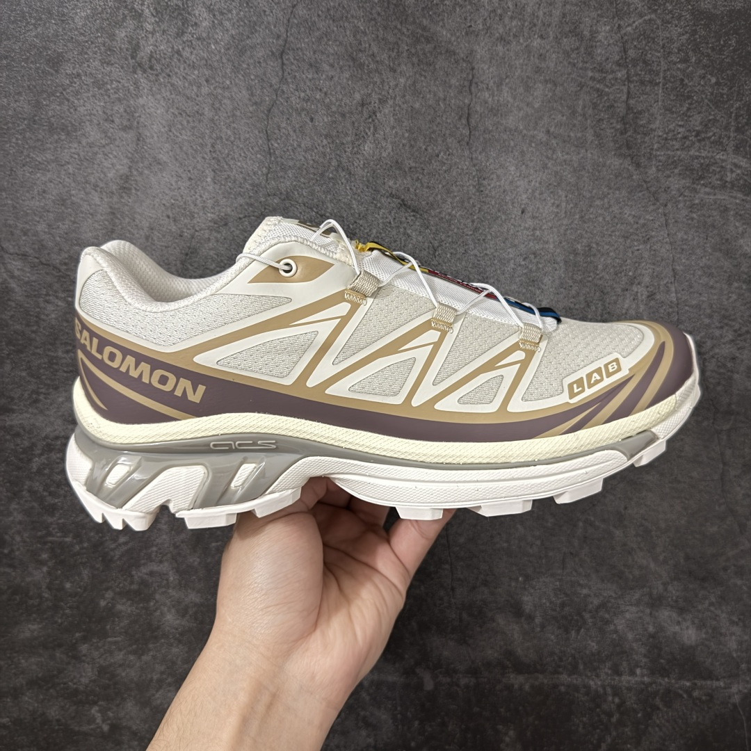 【纯原W1版】 Salomon XT-6 一代 萨洛蒙复古潮流户外机能登山跑鞋 米棕色 477377 纯原外贸平台特供订单 耗时半年巨作 全套原纸板楦头开发 原厂特供网布配套加持 确保原汁原味 完美呈现版型 原档数据独家私模五层组合大底 原装Ortholite轻量化鞋垫 中底布带钢印编号 原厂TPU锁扣 进口港宝加持 后跟自然饱满 还原公司包裹性 鞋面以“锯齿”状的包裹系统呈现 在基色底之下加入了各种色点缀 将公司的最新技术和时尚前卫的造型融入耐用的长跑款式中 鞋面由 TPU 薄膜制成 并焊接在高耐磨网眼上 使其既时尚又坚固 由 ACS底盘支撑 可增强稳定性和支撑力 以及由橡胶凸耳 Contragrip外底覆盖的 EVA 缓冲中底 旨在应对崎岖的地形 鞋舌上的彩色Salomon 标签、Quicklace 系统以及鞋头、鞋舌和鞋跟上的附加品牌使细节更加完美 让穿着者可以轻松驾驭户外与通勤下的任何运动生活场景 无缝鞋身户外随意纵横 颜值与脚感兼备 出街通勤 绝对非常吸睛 你值得拥有 尺码：36 36.5 37.5 38 38.5 39 40 40.5 41 42 42.5 43 44 44.5 45-选品中心